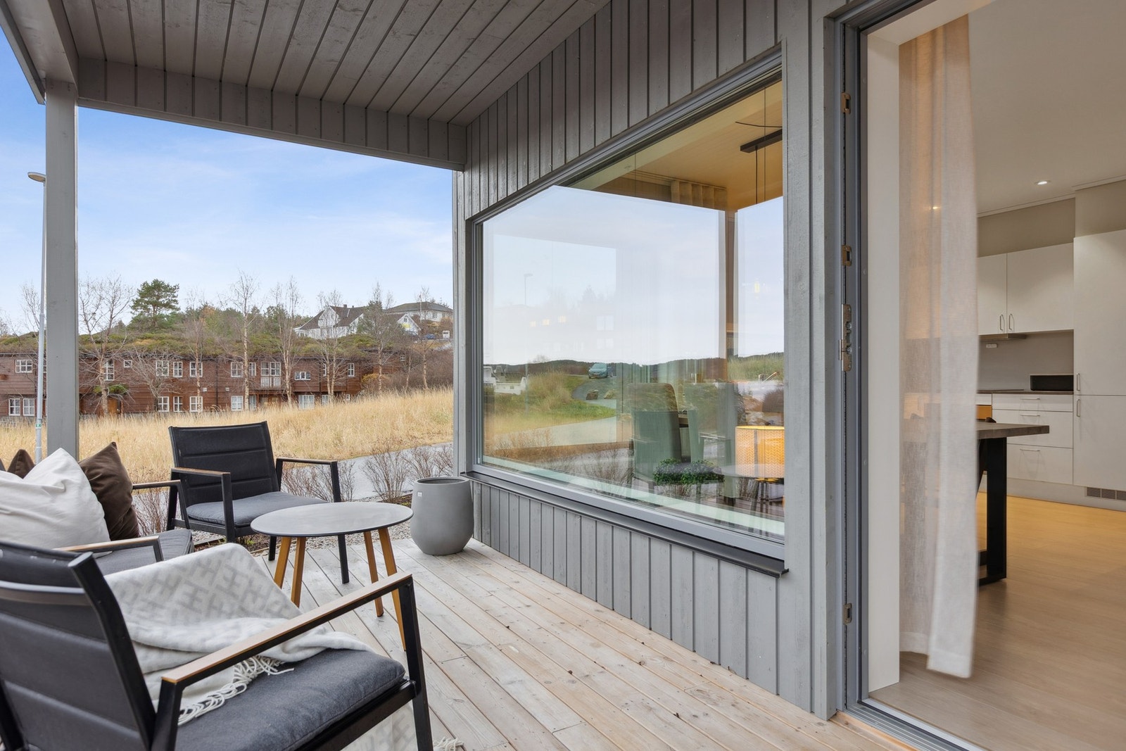 Utenfor stuen er det en romslig og overbygget terrasse. Galleribilde