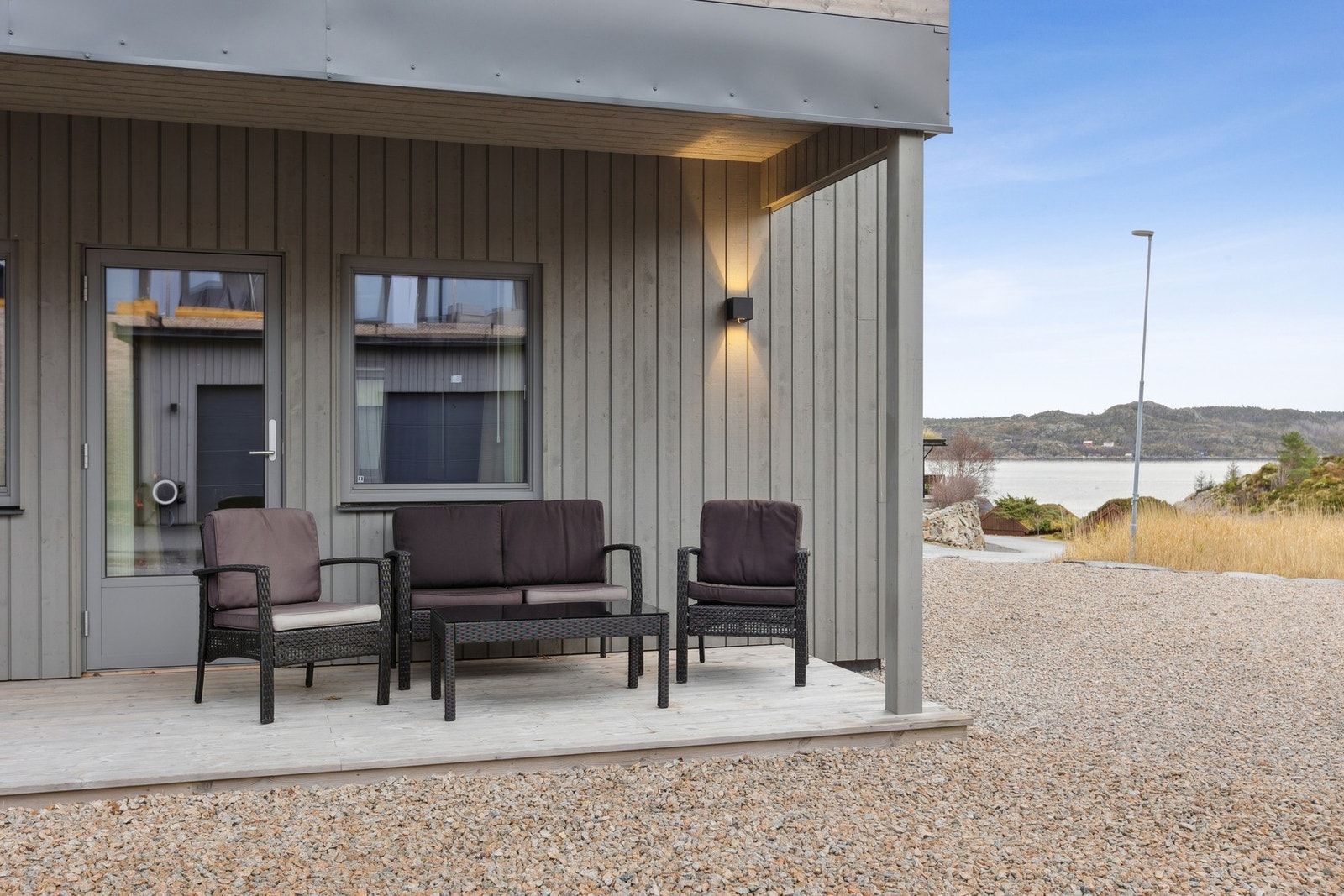 Overbygget terrasse med gode solforhold og plass til sittegruppe. Galleribilde