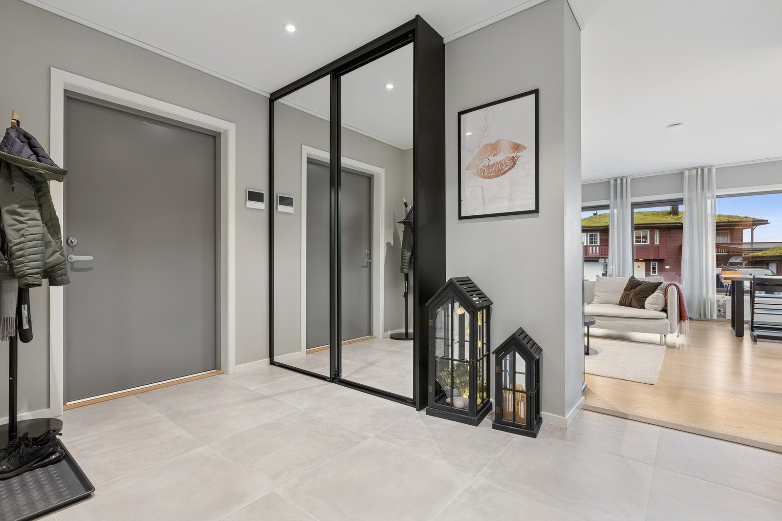 Elegant entré med flislagt gulv og downlights. Galleribilde