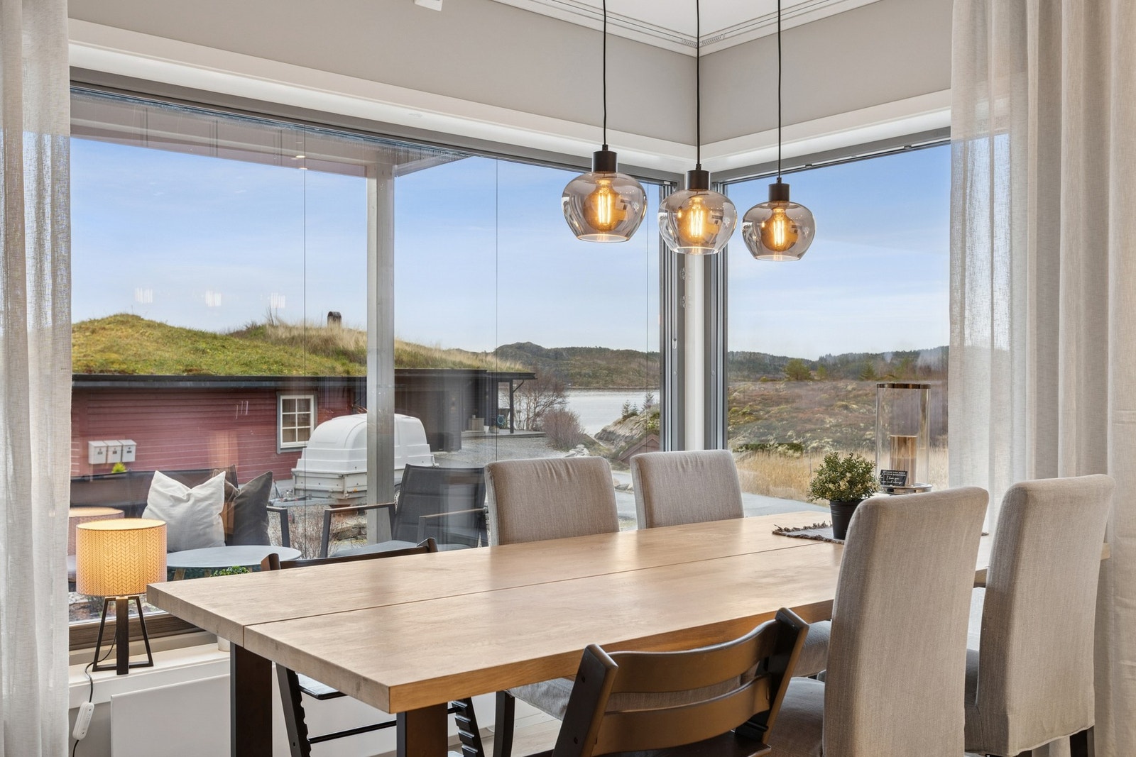 Spisebordet finner sin naturlige plass ved de store vinduene med flott utsyn. Galleribilde