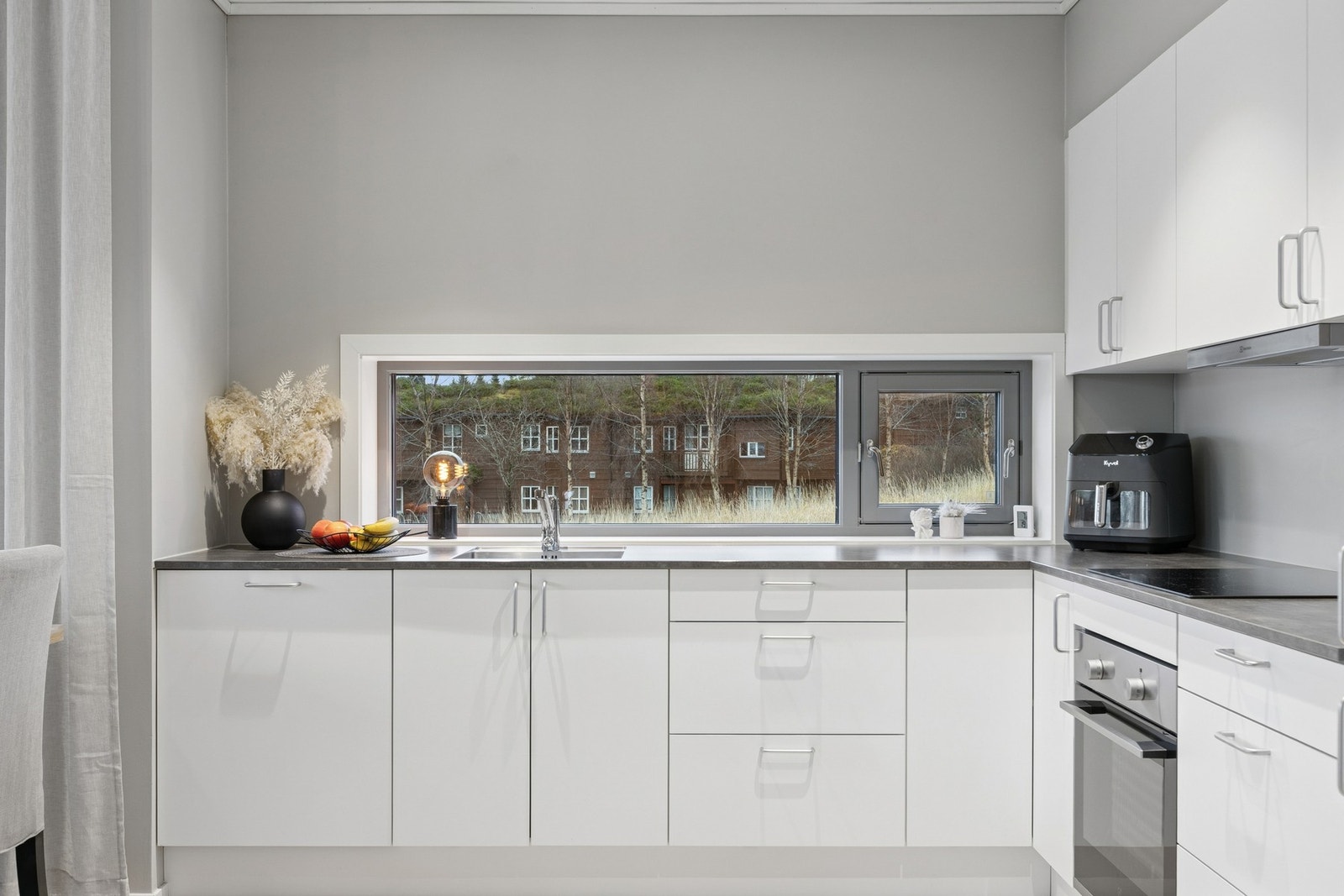 Her er det god arbeidsplass og moderne løsning med oversiktlig oppsett. Galleribilde