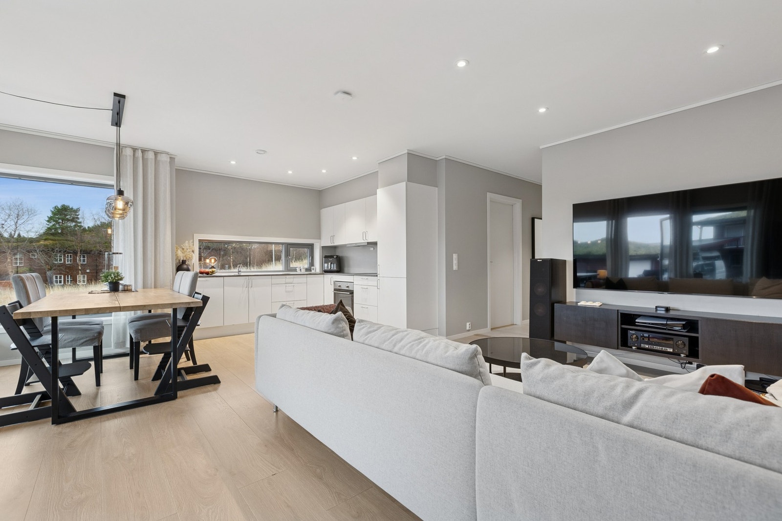 Sosial sone med fin overgang til kjøkkenet. Galleribilde