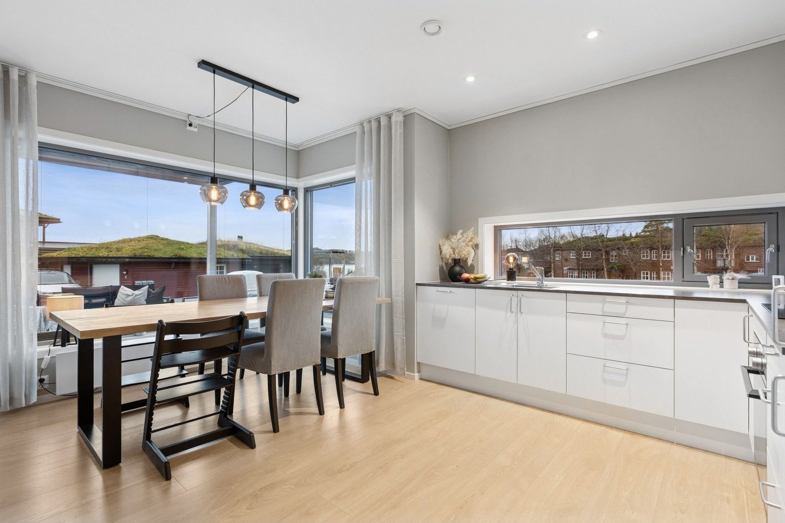 På kjøkkenet er det store vinduer med hyggelig spiseplass. Galleribilde