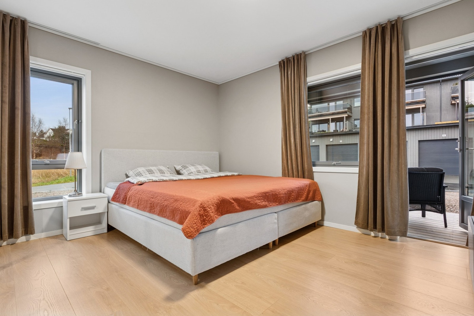 Hovedsoverommet har store vinduer og utgang til egen terrasse. Galleribilde