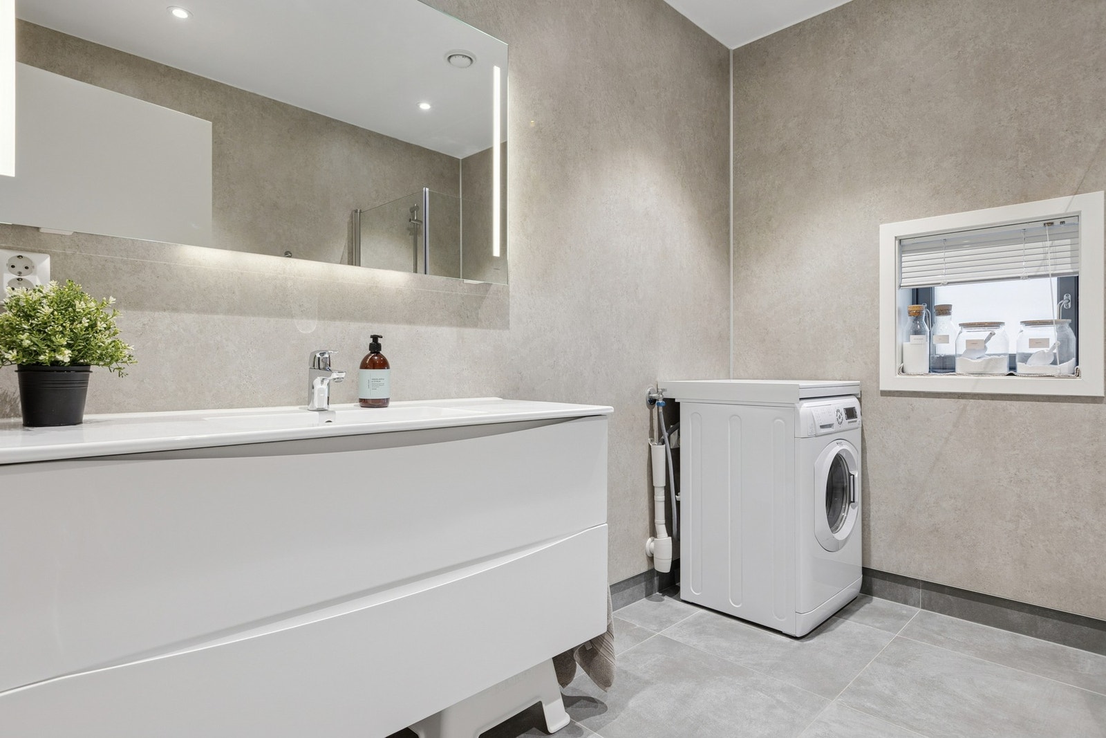 Stilrent bad med fliser, dusjhjørne og moderne innredning. Galleribilde