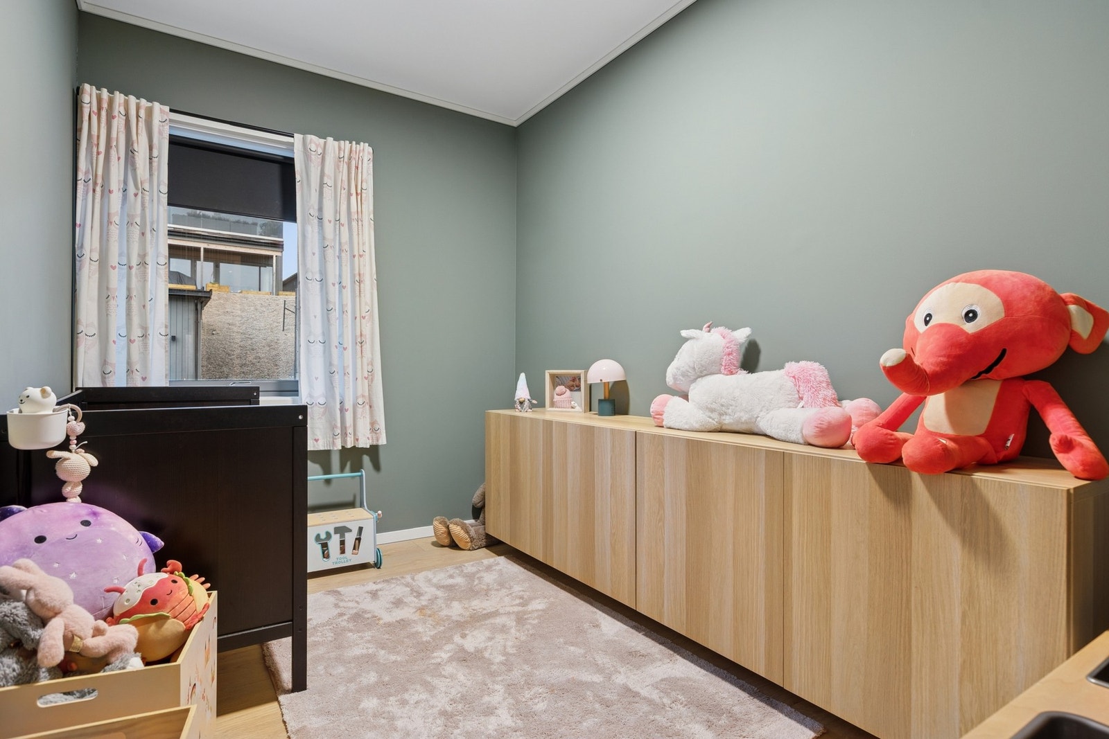 Barnerom/kontor med fleksible møbleringsmuligheter. Galleribilde