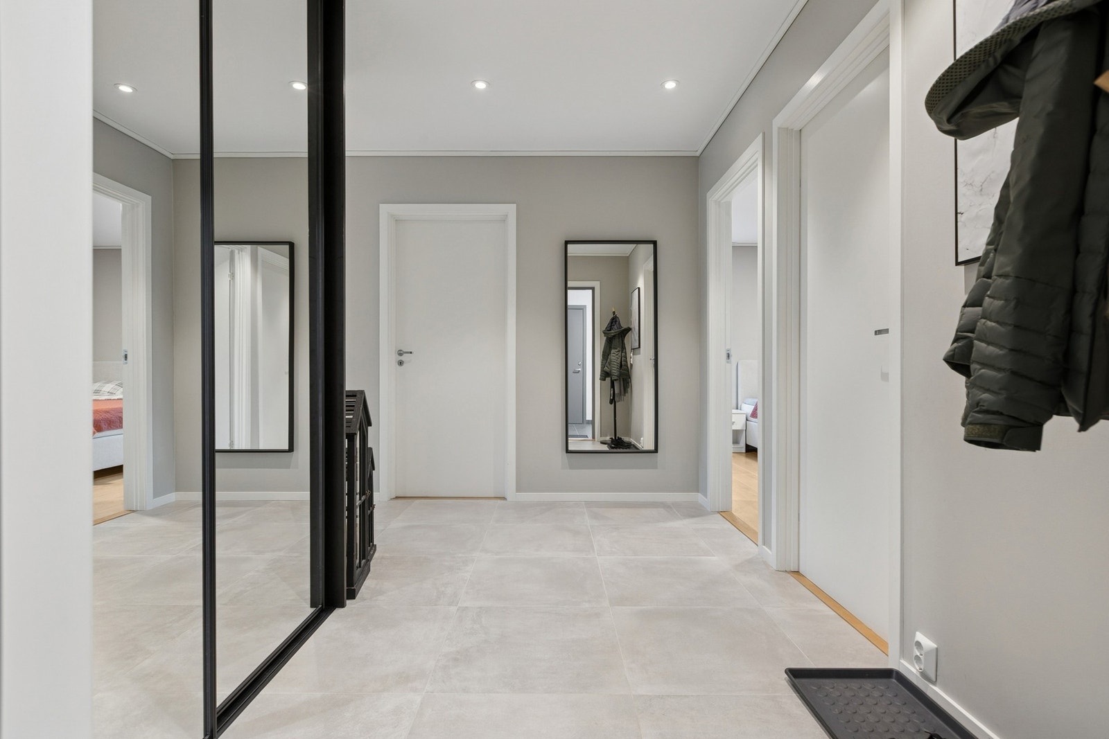 Gangen har stor skyvedørsgarderobe med speilfront for lagring av sko og yttertøy. Galleribilde