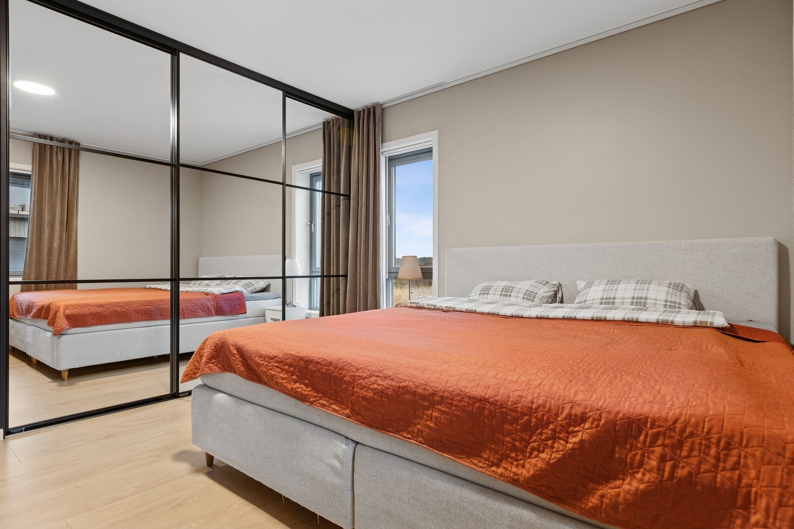 Stort soverom med plass til dobbeltseng og garderobe. Galleribilde