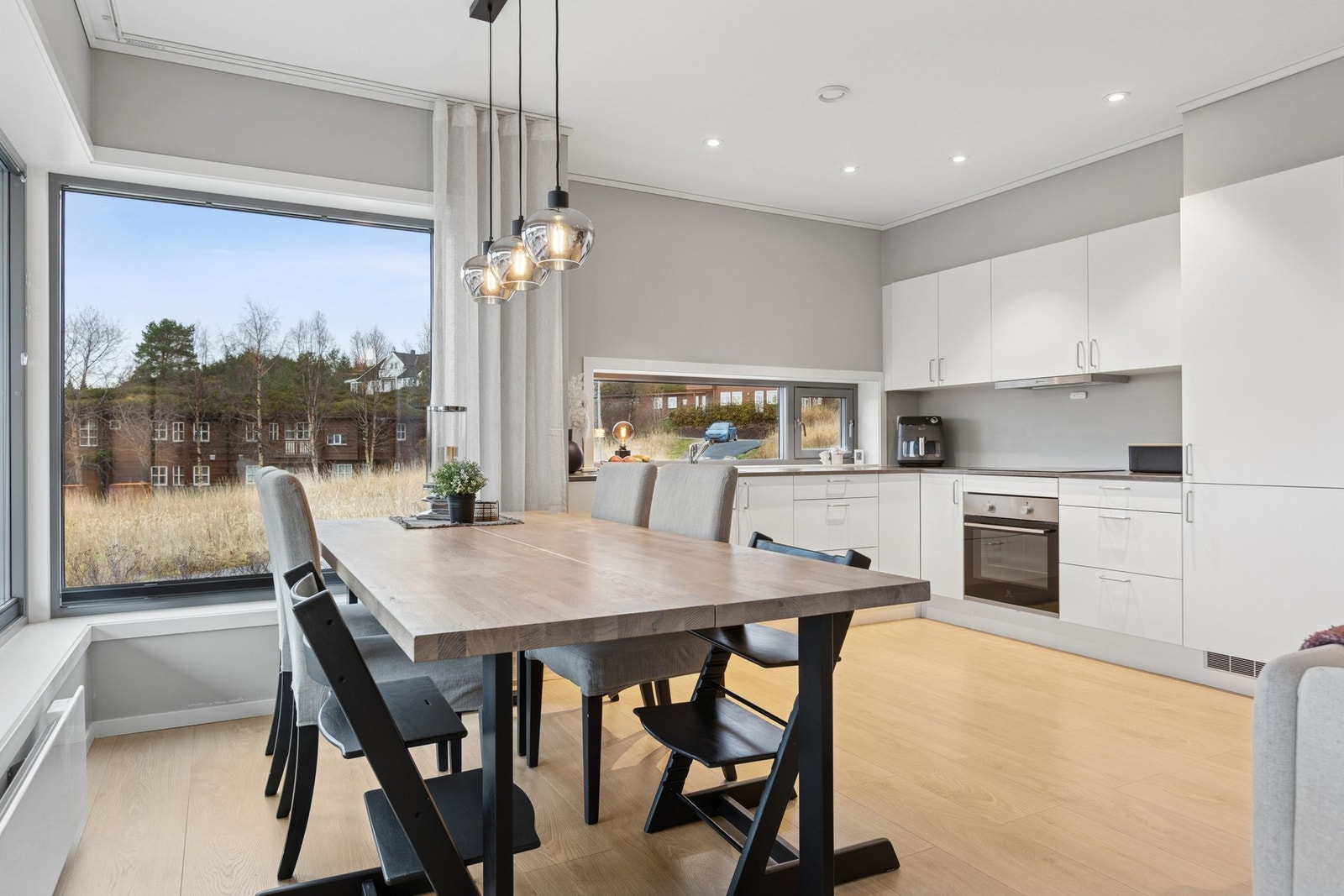 Moderne kjøkken med glatte fronter og god benkeplas Galleribilde