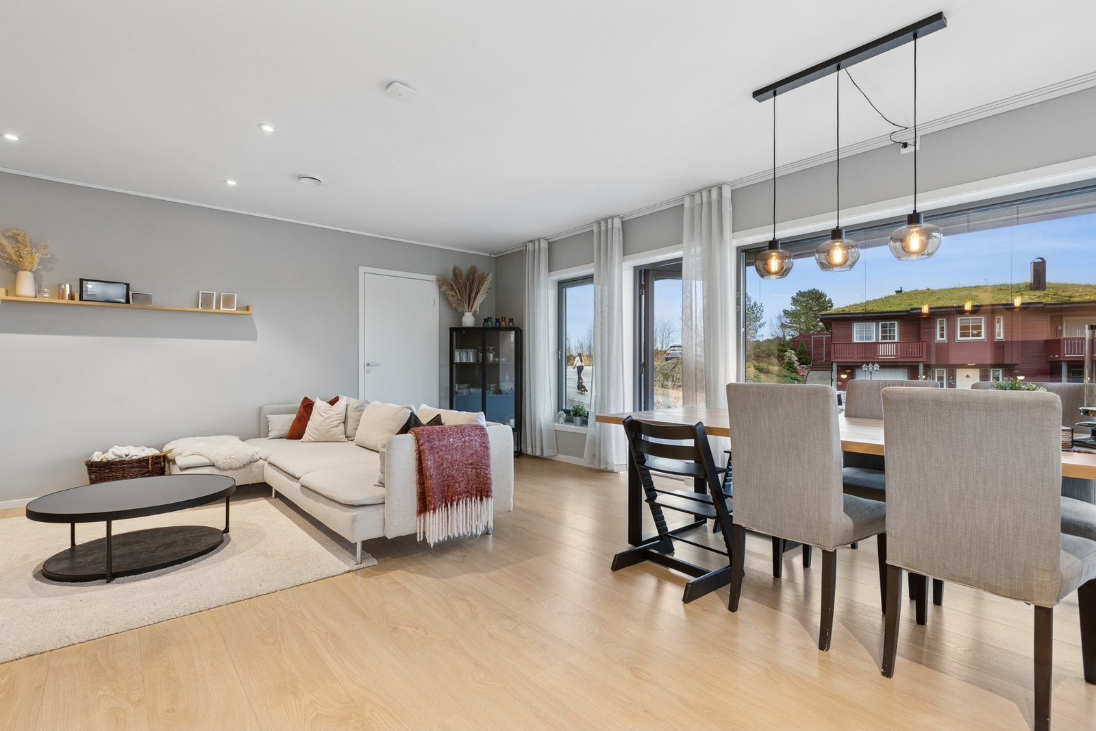 Romslig stue med god plass til både sofa og spisegruppe. Galleribilde