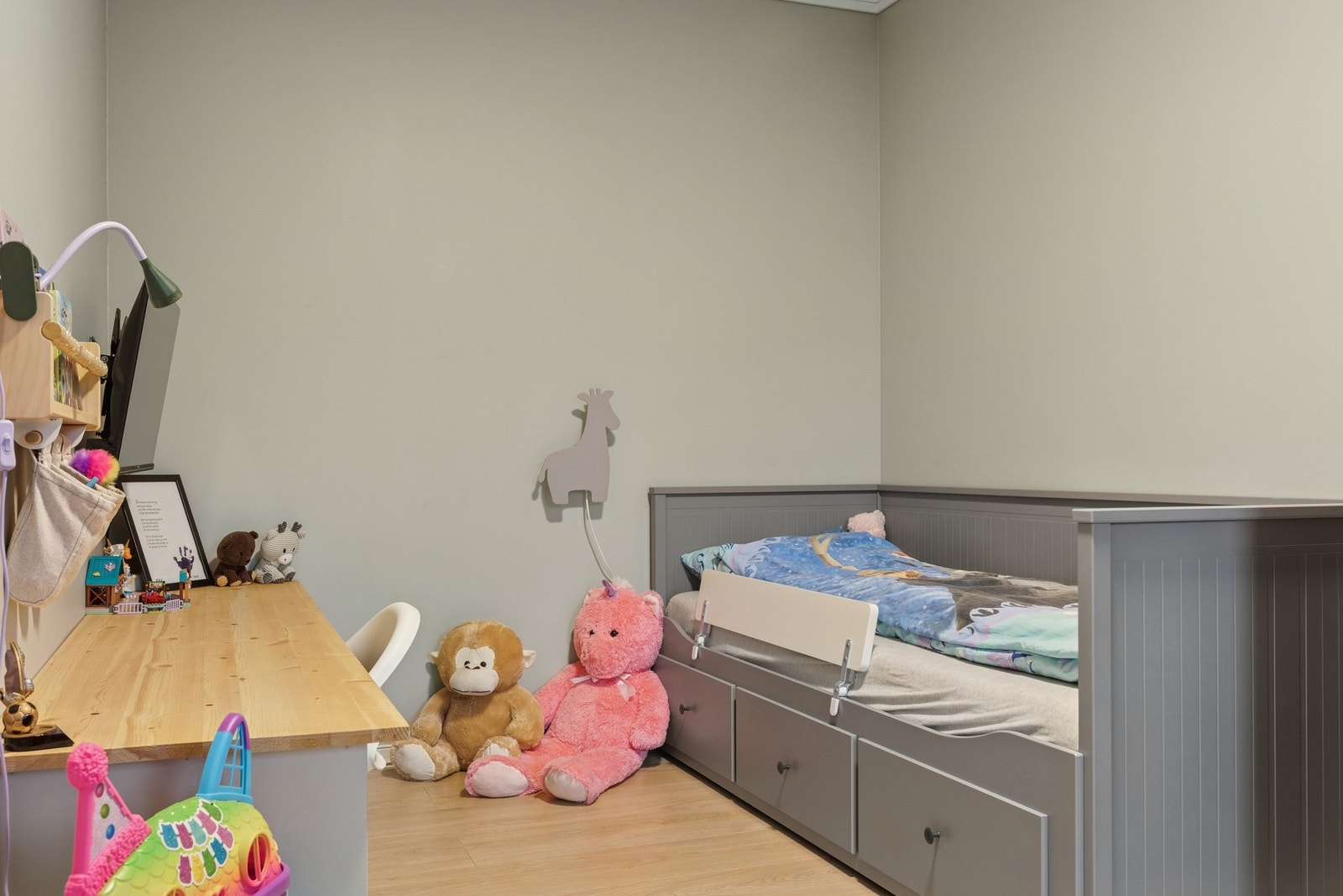 Barnerom med god plass til seng og oppbevaring. Galleribilde