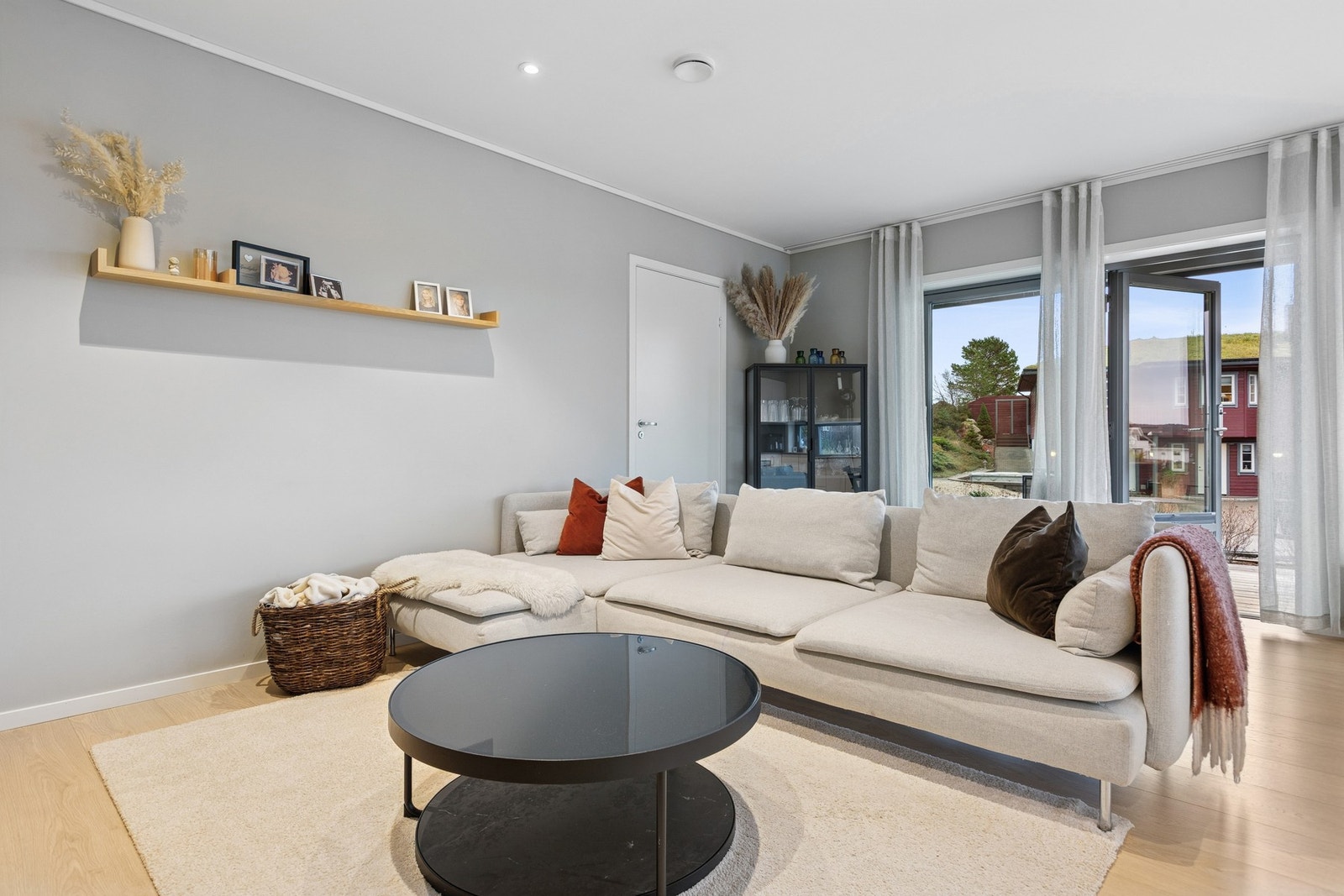 Stuen oppleves som luftig med store vinduer og mye naturlig lys. Galleribilde