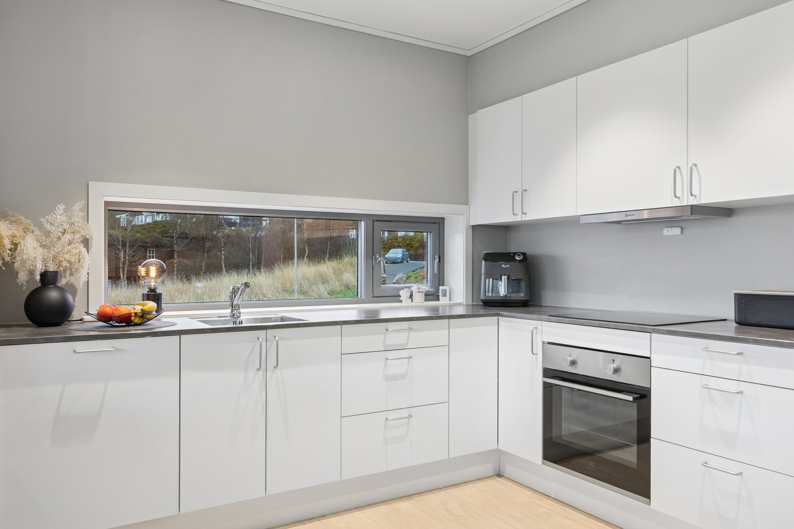 Praktisk og delikat kjøkken med integrerte hvitevarer. Galleribilde