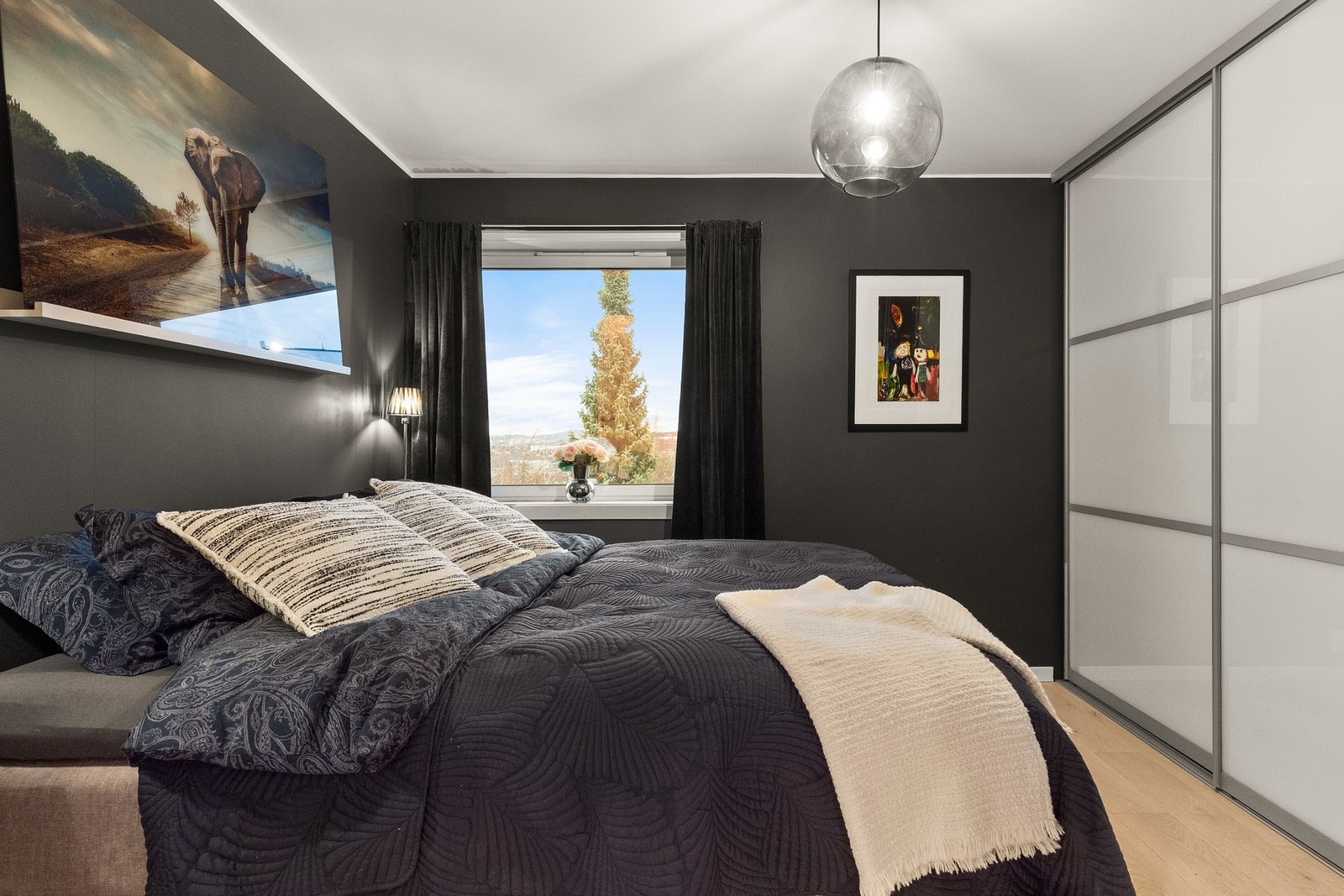 Romslig og innbydende hovedsoverom med god plass til stor dobbeltseng, nattbord og annet ønsket møblement. Galleribilde