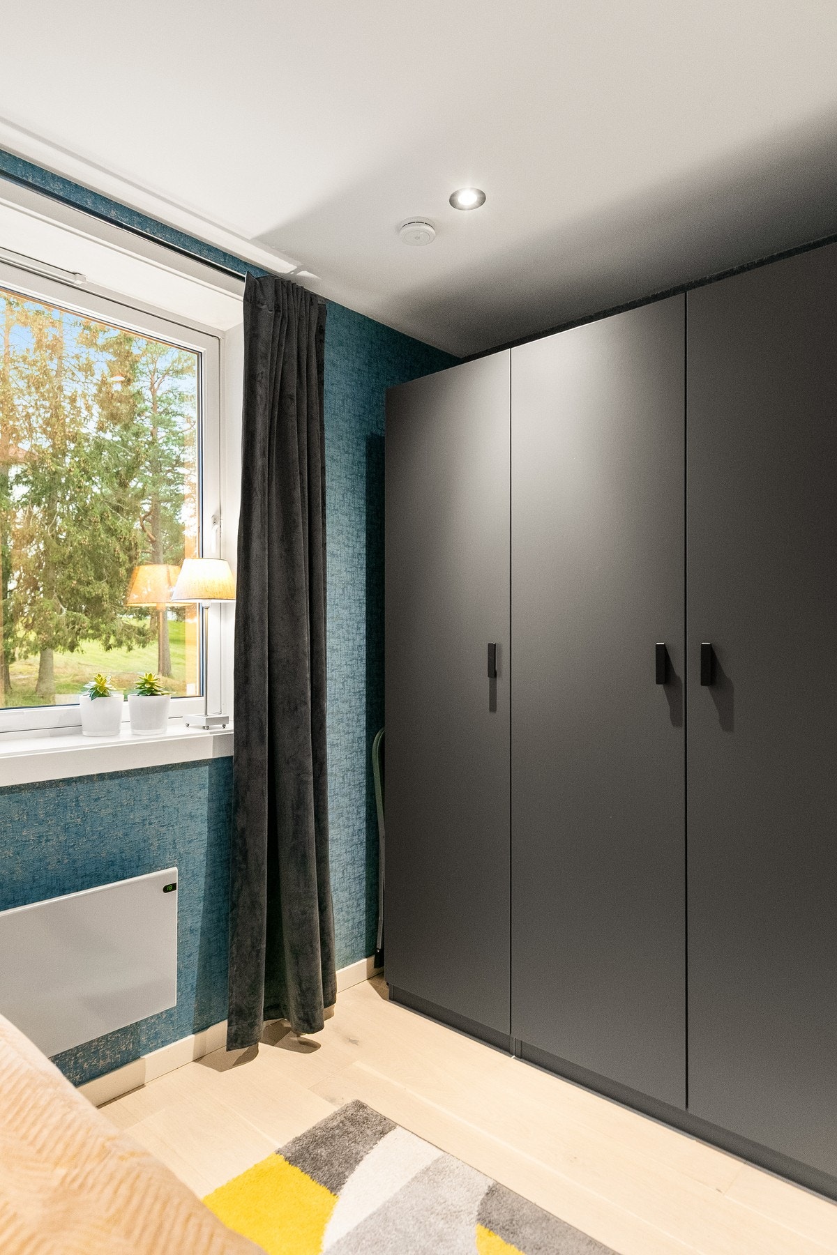 Rommet er utstyrt med stor garderobe. Galleribilde