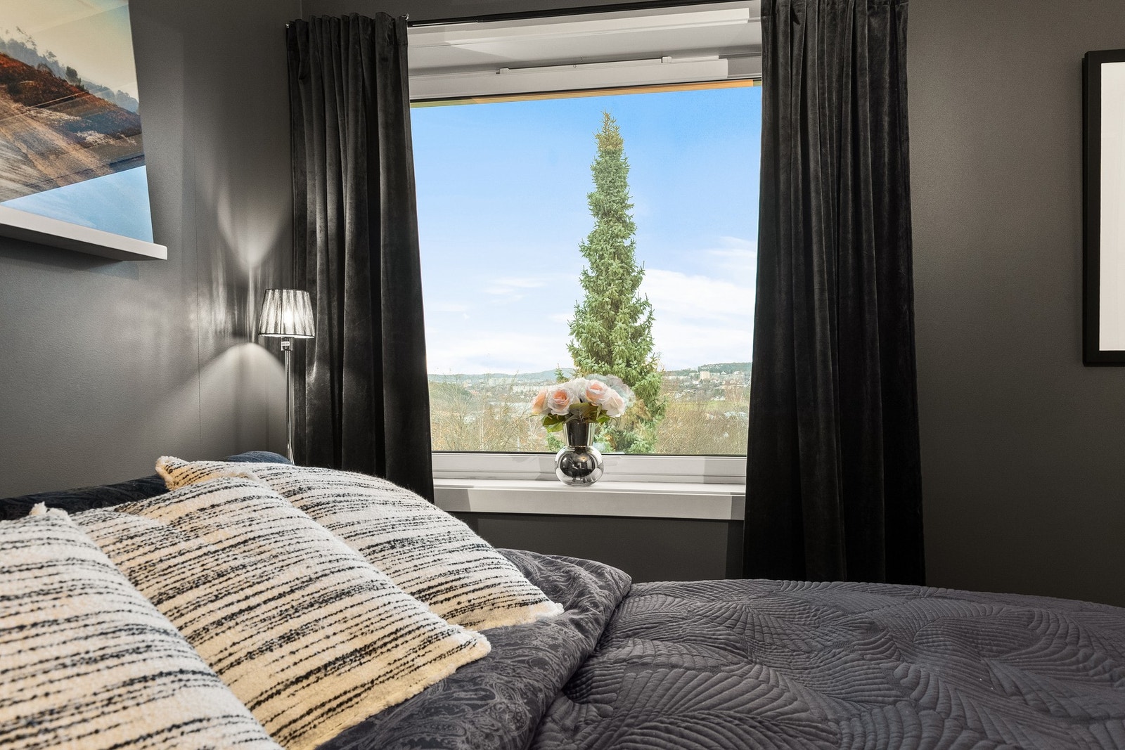 Rommet har delikate overflater og romfølelse skaper en behagelig atmosfære. Galleribilde