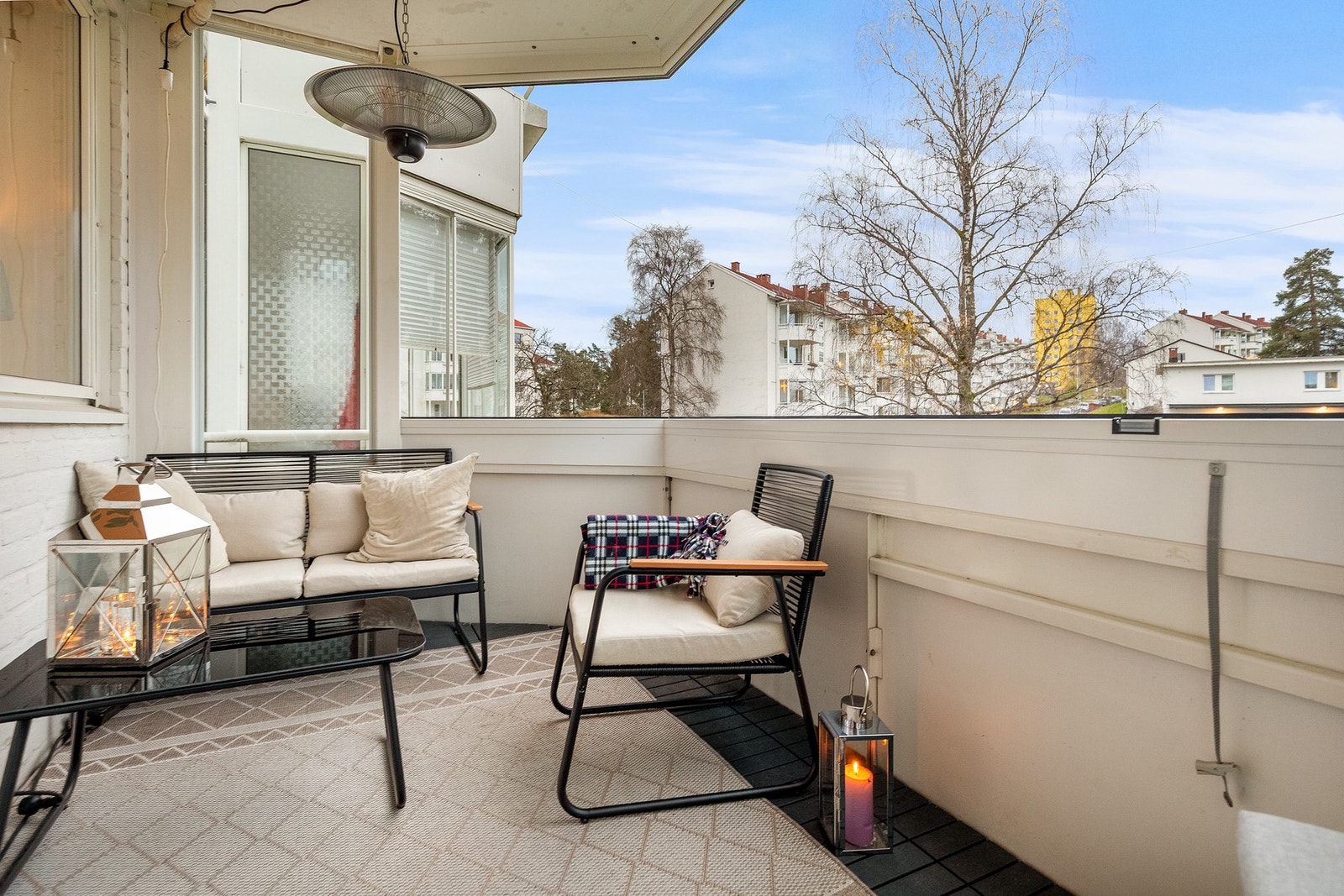 Leiligheten ligger i byggets 2. etasje med smart planløsning, romslige rom og store vindusflater som slipper inn rikelig med naturlig lys. Galleribilde