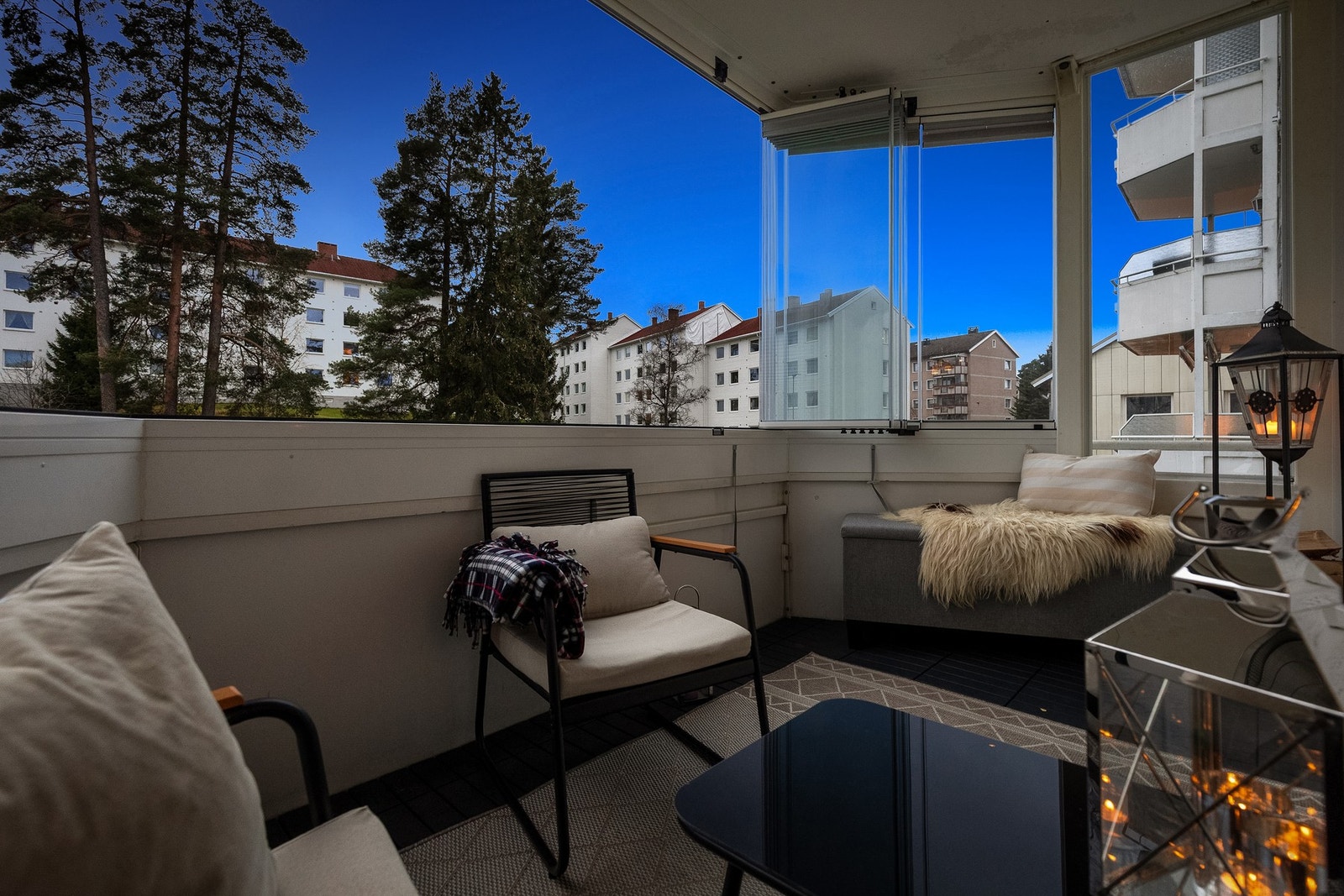 Balkongen blir en flott forlengelse av stuen og har god plass til forskjellige utemøblement, grill og beplantning. Galleribilde