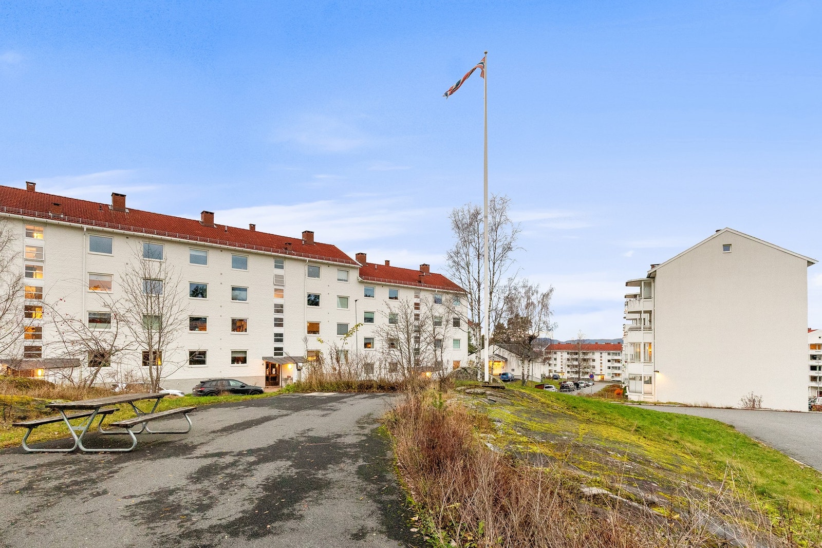 Borettslaget har flotte fellesområder som er pent opparbeidet med asfalterte gang- og stikkveier, grøntarealer, bed med beplantning, prydbusker, trær, sittegrupper og lekeplass. Galleribilde