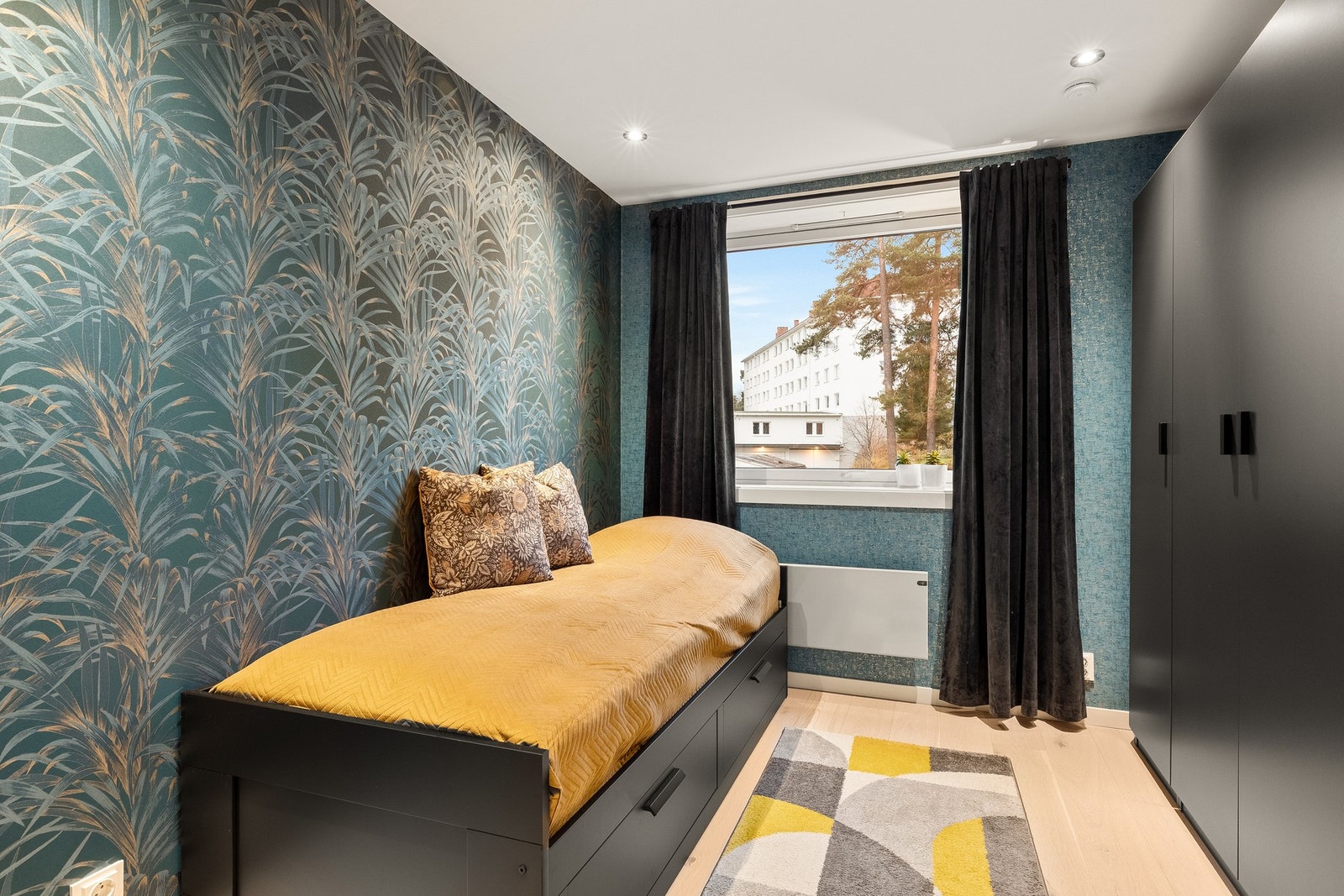 Praktisk soverom 2 med plass til dobbeltseng, nattbord og garderobeskap. Galleribilde