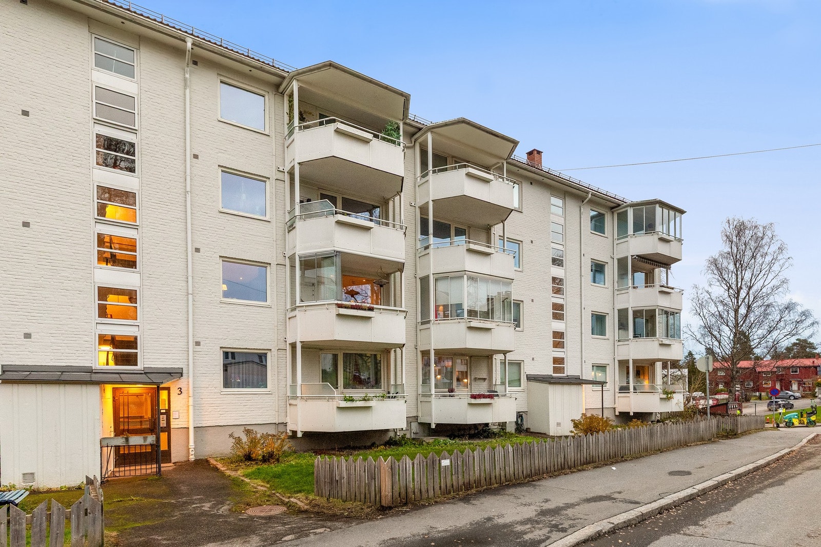 Leiligheten ligger usjenert til i et rolig, sentralt og populært boligområde på Lambertseter i Oslo. Galleribilde