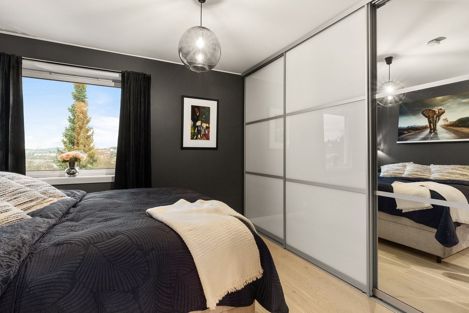 Soverommet er utstyrt med stor skyvedørsgarderobe som gir rikelig med lagringsplass. Galleribilde