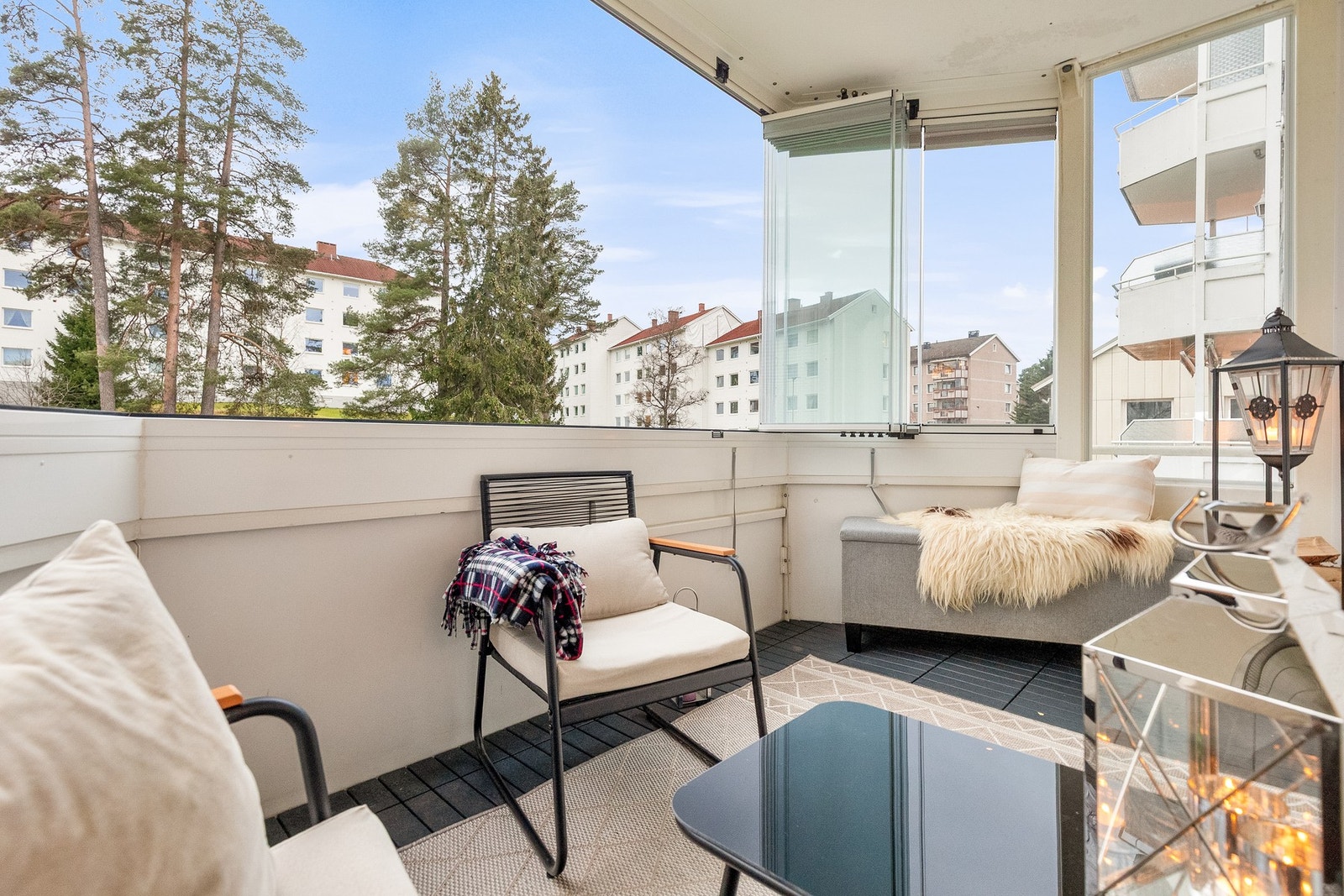 Lys og meget lekker 3-roms leilighet med innglasset sydvestvendt balkong på 7 m². Galleribilde