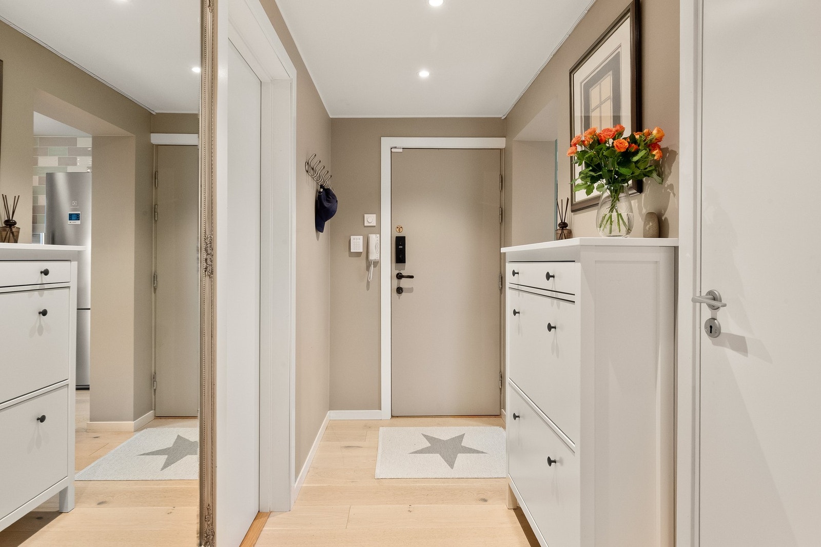 Flott entré med plass til garderobeløsning for praktisk oppbevaring av yttertøy og sko. Galleribilde