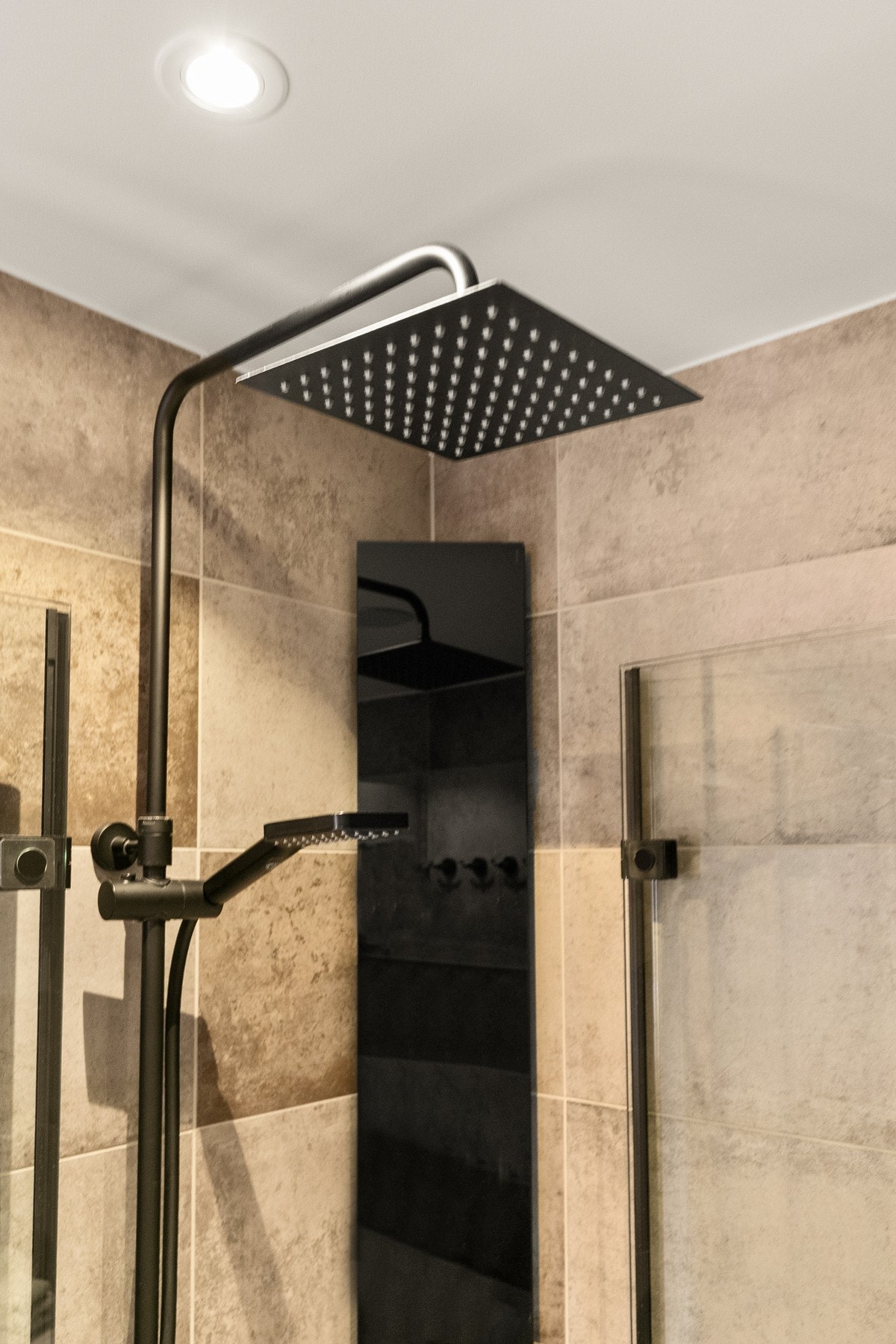 Baderommet har termostatstyrte varme i gulv, samt opplegg for vaskemaskin. Videre inneholder baderommet servantskap med glatte fronter og servantbolle på laminat benkeplate. Innredningen har nedsenket dusjhjørne med foldedører, sluk, regnfallsdusj og term Galleribilde