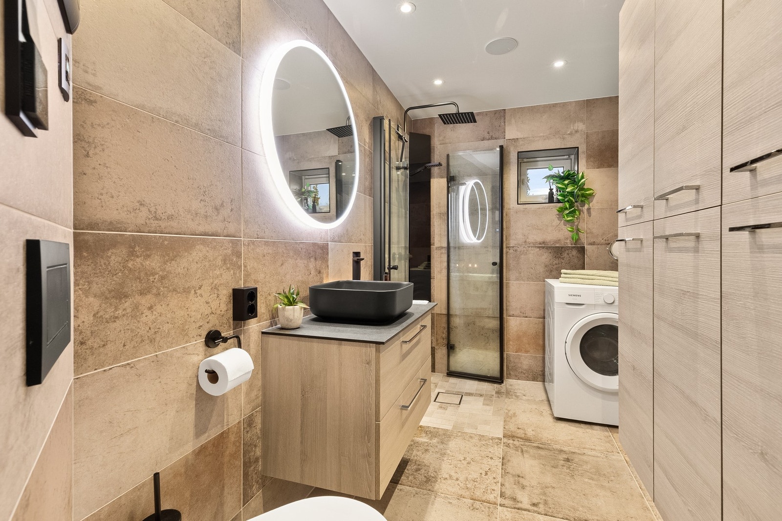 Innbydende og delikat flislagt baderom totalt modernisert i 2024 i regi av borettslaget. Galleribilde