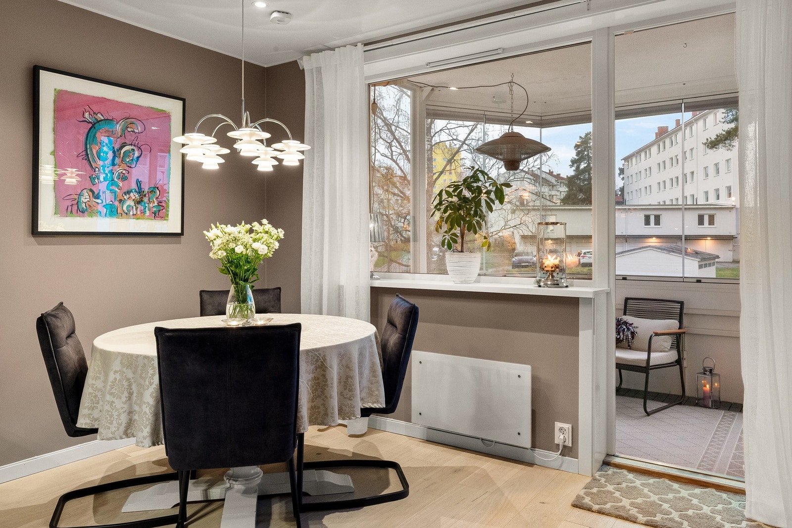 Fra stuen kan du tre ut på stor sydvestvendt balkong hvor du kan nyte fantastiske solforhold. Galleribilde