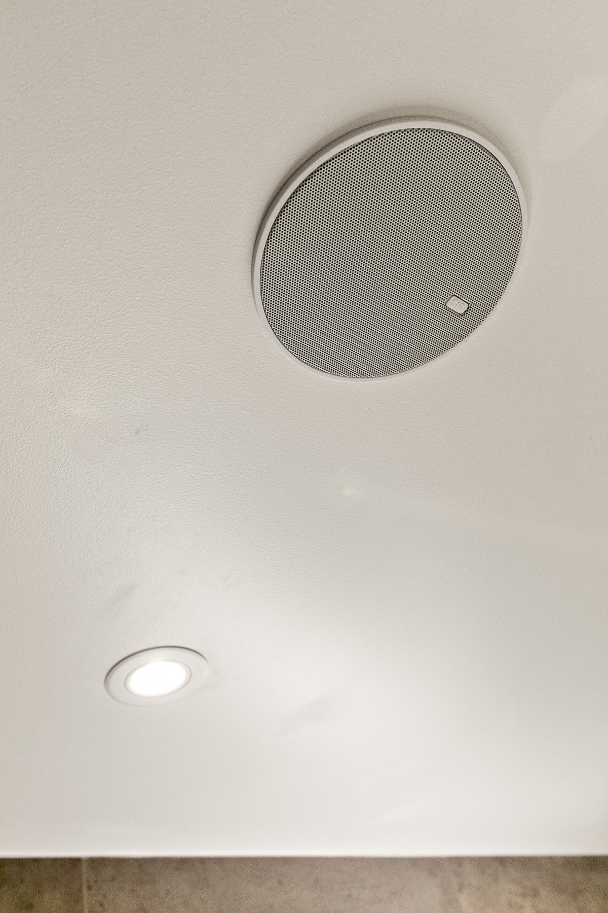 Her har du downlights (led) og integrerte høyttalere i himling på baderom. Galleribilde