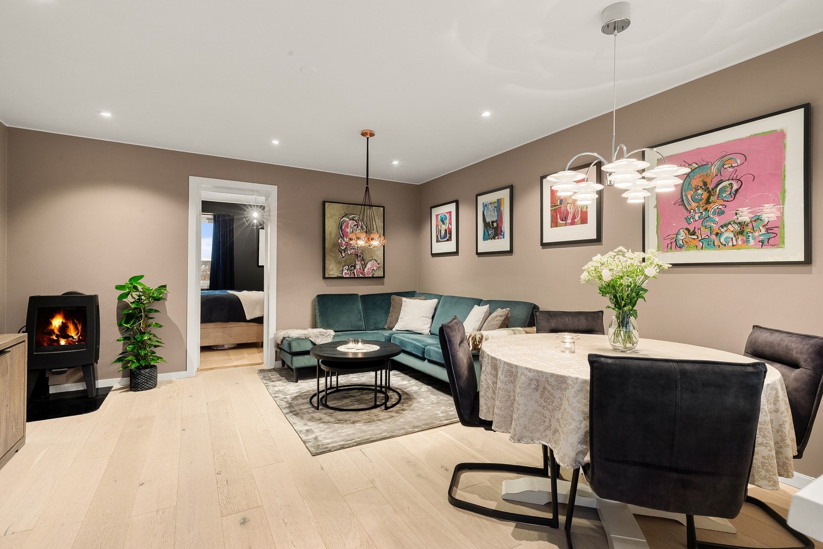 Her har du god plass til en fin sofagruppe, mediemøblement, spisestue og annet ønskelig møblement. Galleribilde