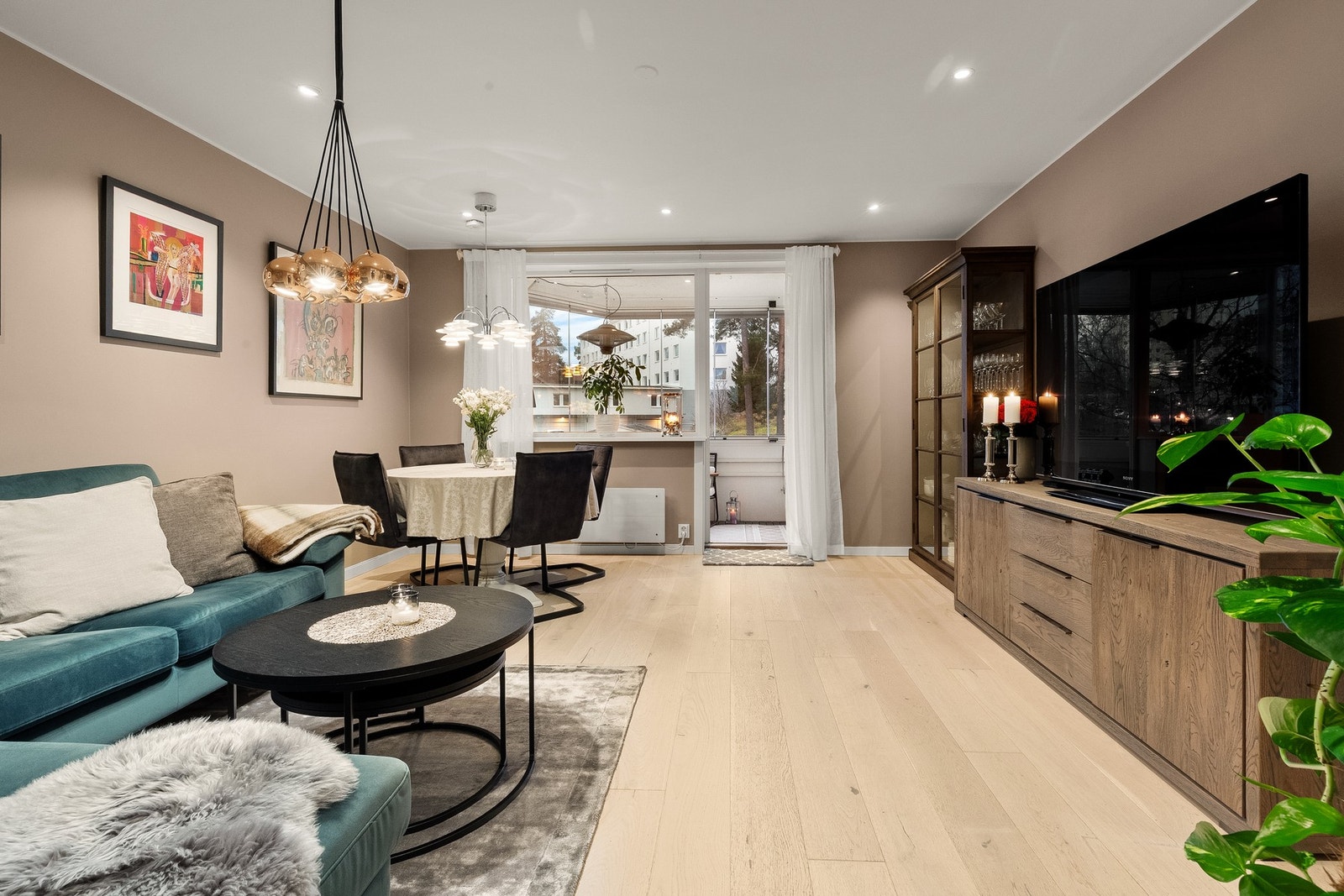 Leiligheten har gjennomgående god standard med pent enstavs eikeparkett på gulv og malte overflater i delikate, moderne farger. Galleribilde