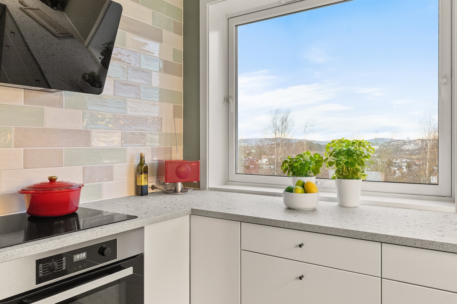 Kjøkkeninnredningen er oppgradert med nytt laminat benkeplate og lagt fliser over benk i 2023. Galleribilde