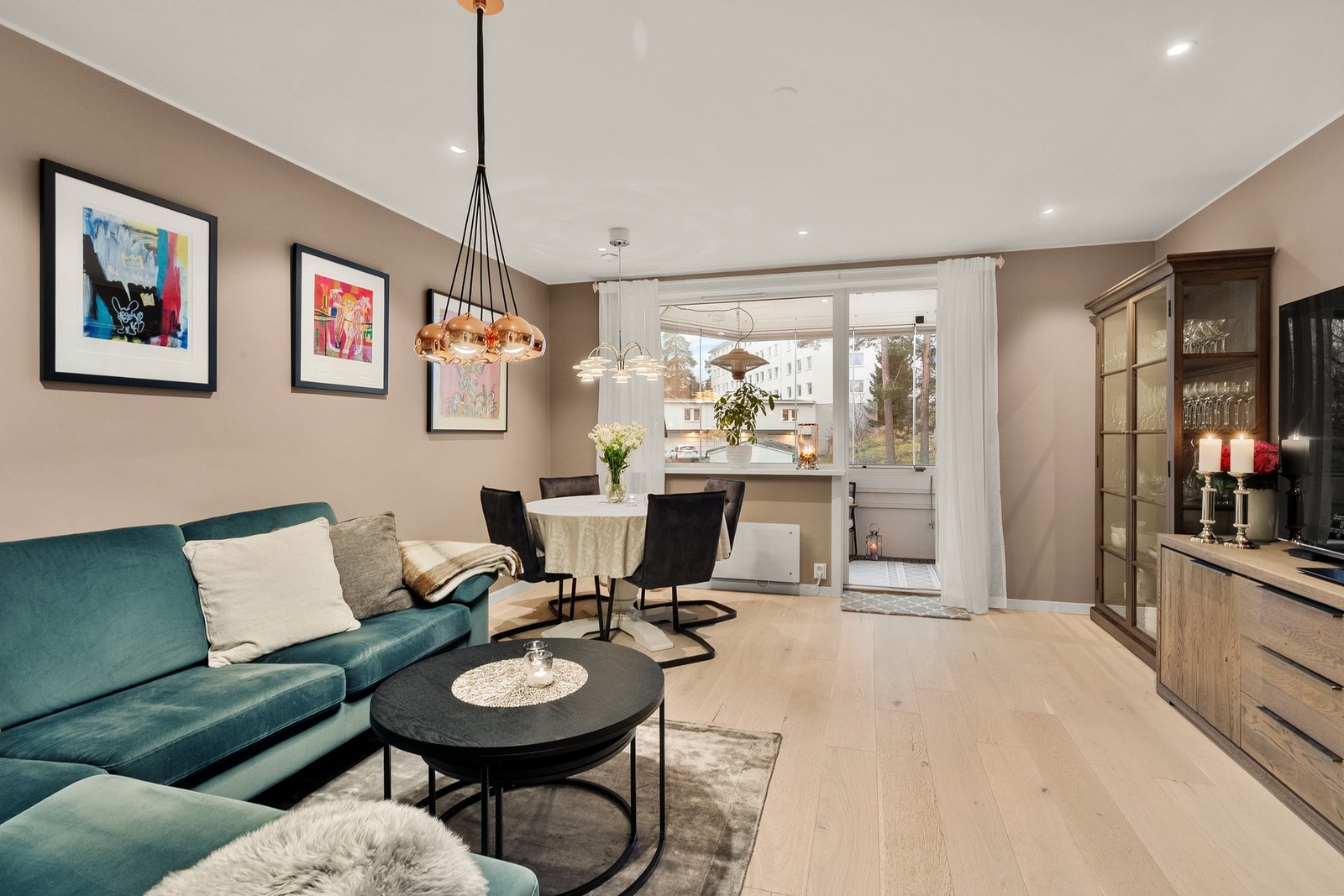 Stuen har flere naturlige møbleringssoner. Galleribilde