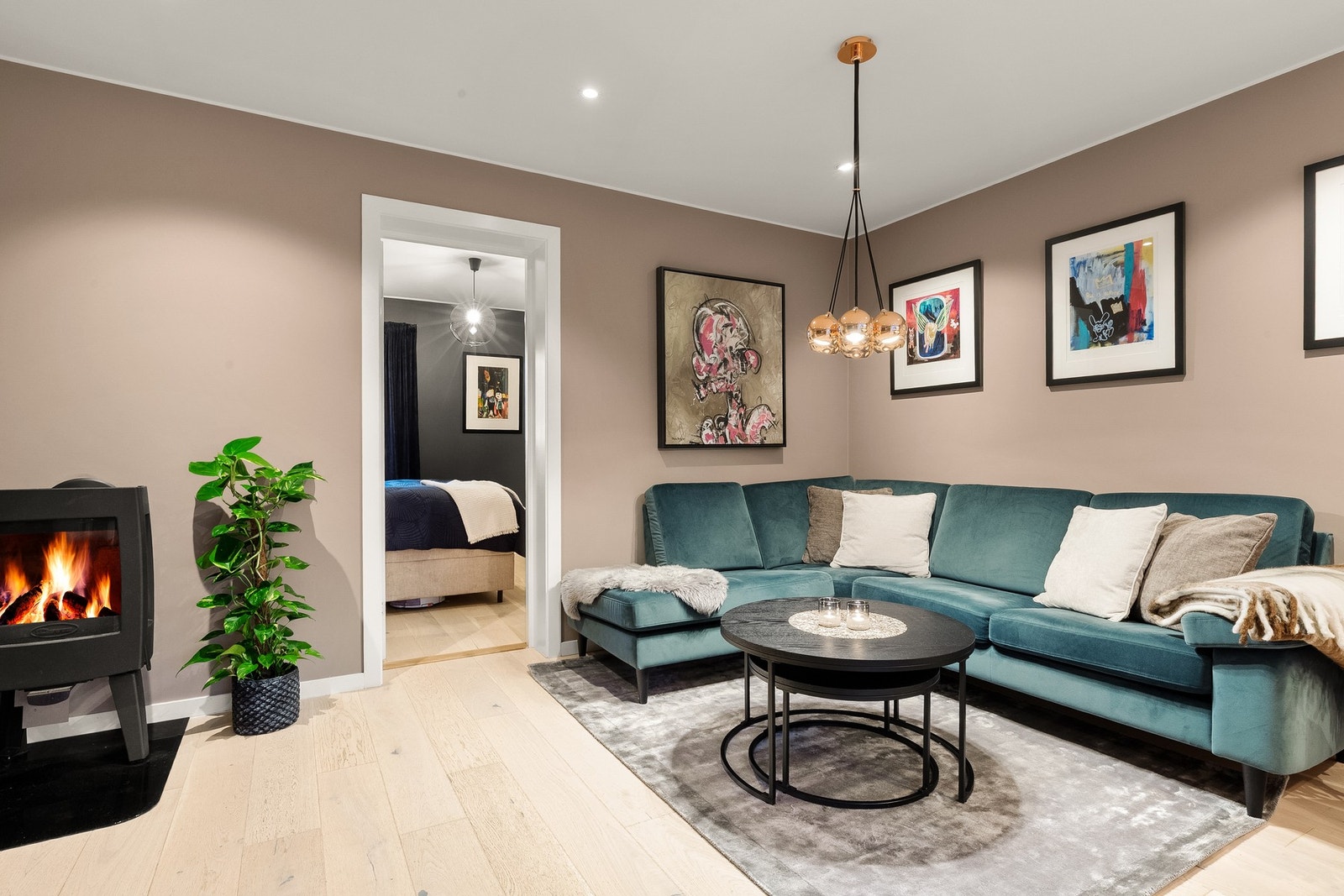 Stuen har en lekker vedovn fra 2019 for vedfyring på kalde vinterdager. Galleribilde