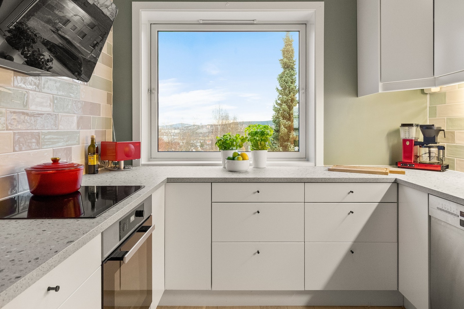 Innredningen er utstyrt med helintegrert induksjonsplatetopp, stekeovn og opplegg for oppvaskmaskin. Galleribilde