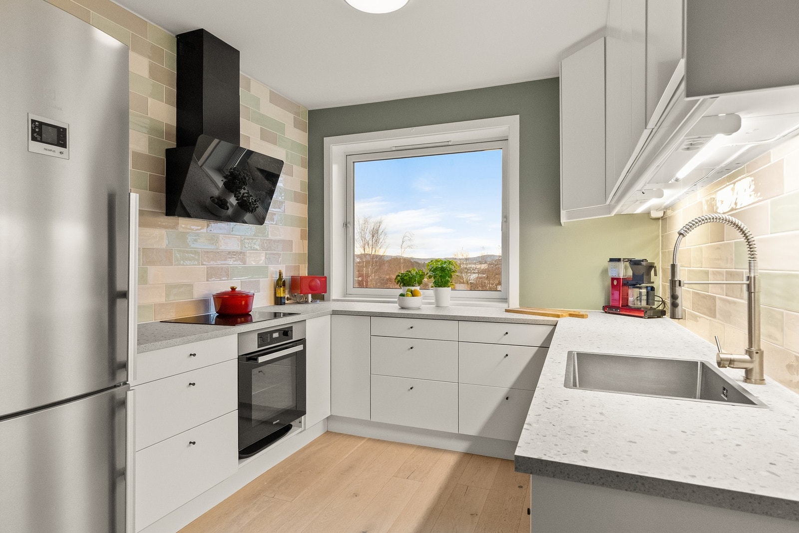 Leiligheten har en separat kjøkkenløsning med tidløs kjøkkeninnredning. Galleribilde