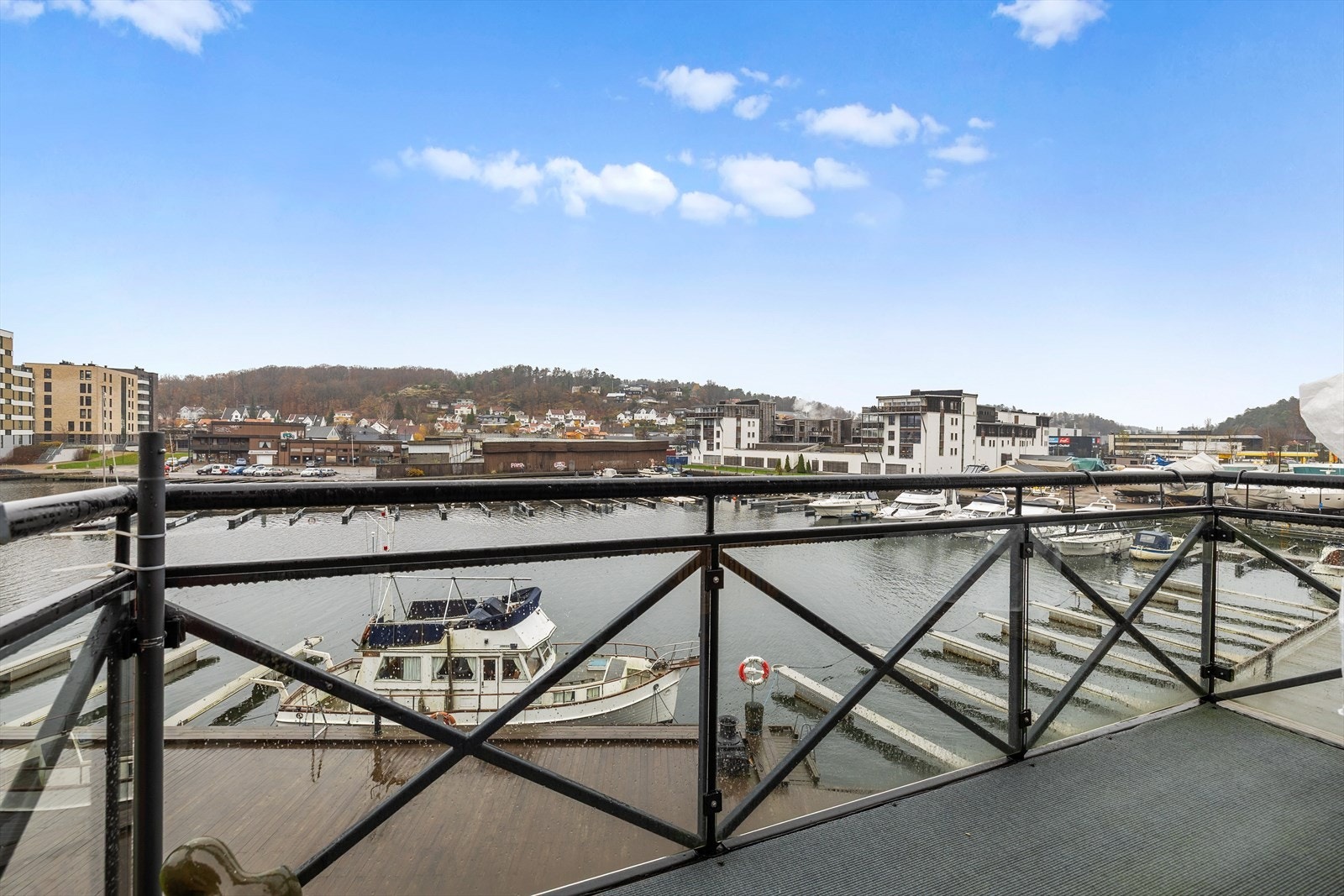 Tenk å starte dagen med en kaffekopp på balkongen mens morgensolen glitrer i vannflaten, eller å avslutte kvelden med et glass vin mens solnedgangen speiler seg i havnebassenget. Galleribilde