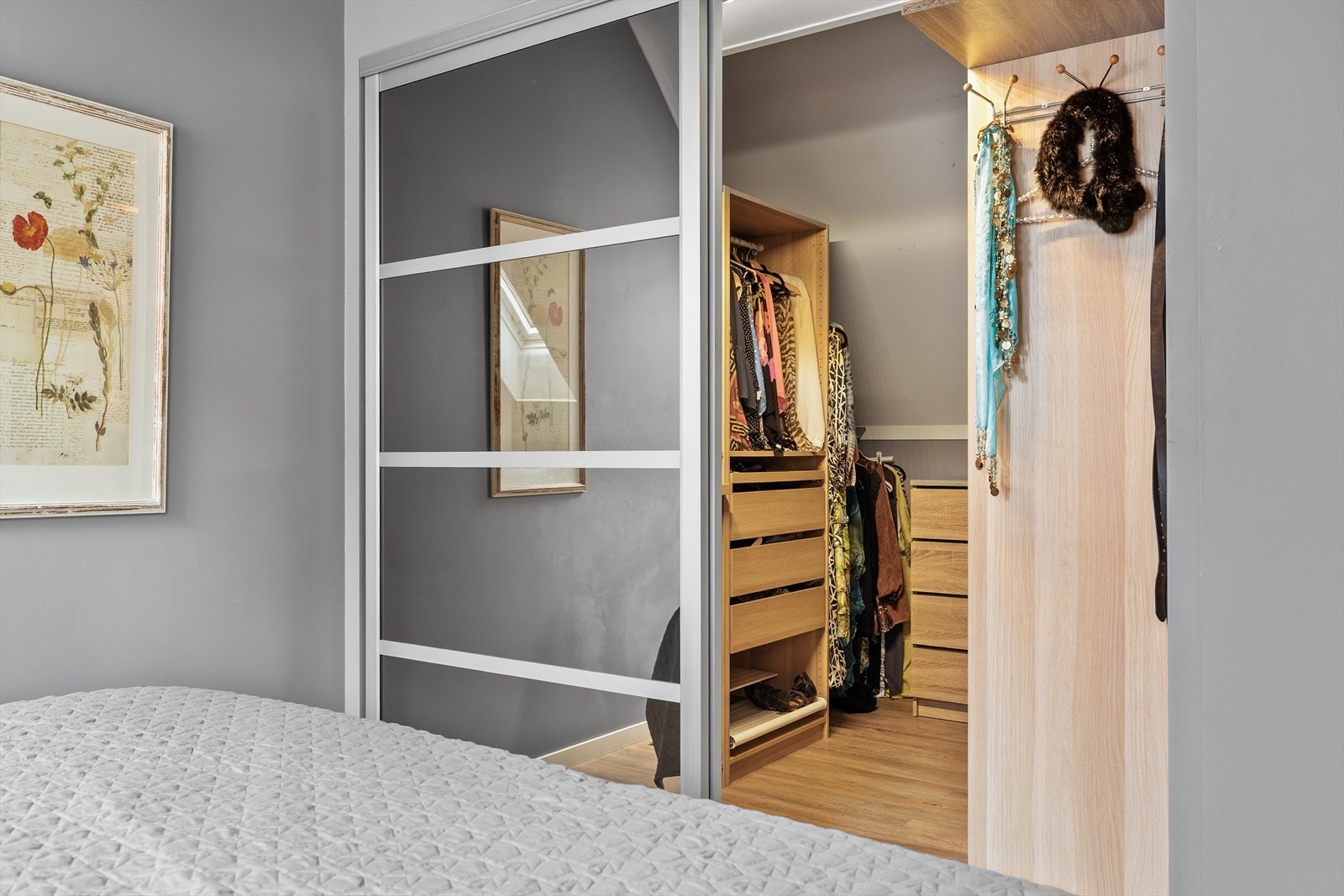 Fra soverommet har du direkte tilkomst til et stilfullt walk-in closet - en praktisk og luksuriøs løsning som sørger for orden og oversikt i hverdagen. Galleribilde