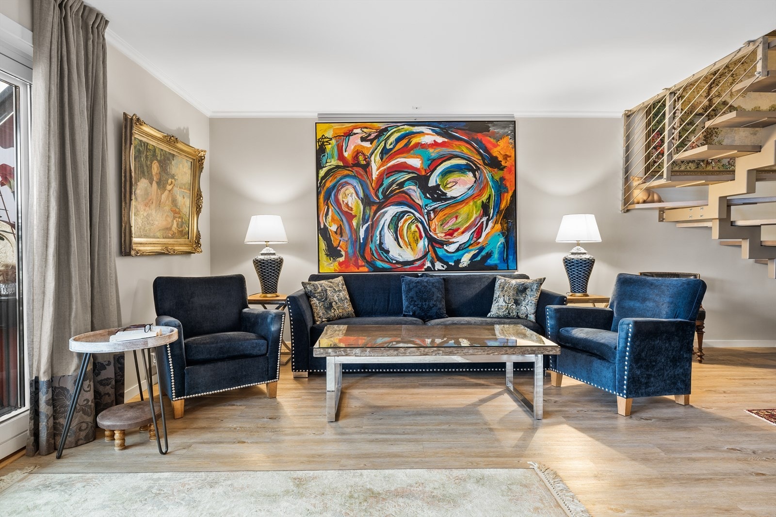 Gulvene er belagt med elegant korklaminat som både er behagelig å gå på og tilfører rommet et eksklusivt preg. Veggene består av malt betong og malte plater, noe som gir en moderne og tidløs kontrast. Galleribilde