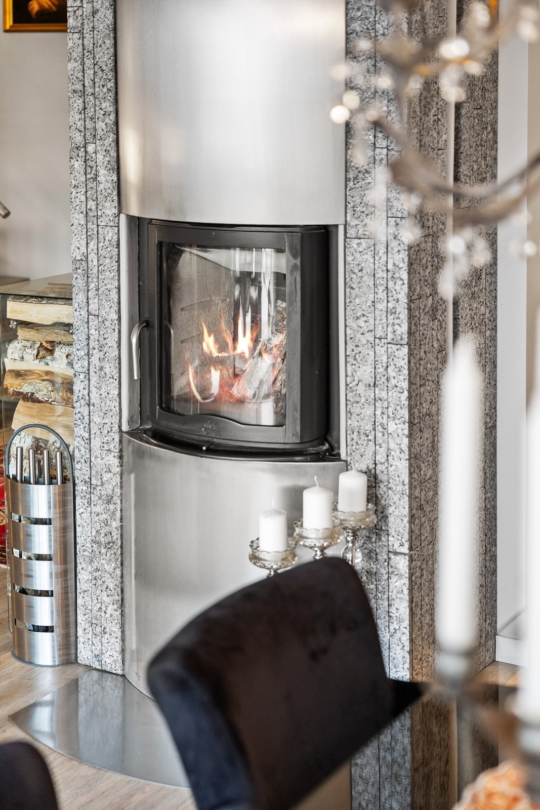 Midt i rommet står en flott peisovn som fungerer som et naturlig samlingspunkt og skaper varme og stemning på kjølige dager. Galleribilde