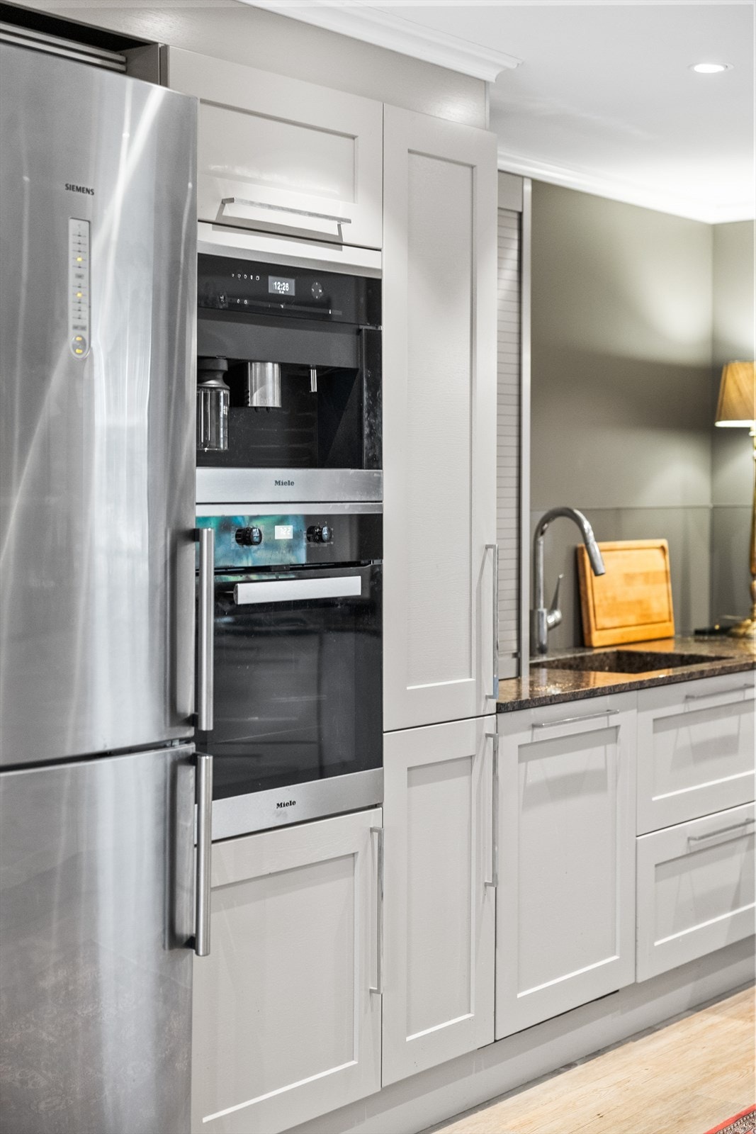 Benkeplaten i Scan Granitt med nedfelt oppvaskkum i samme materiale setter prikken over i-en og gir et helhetlig og eksklusivt preg. Galleribilde