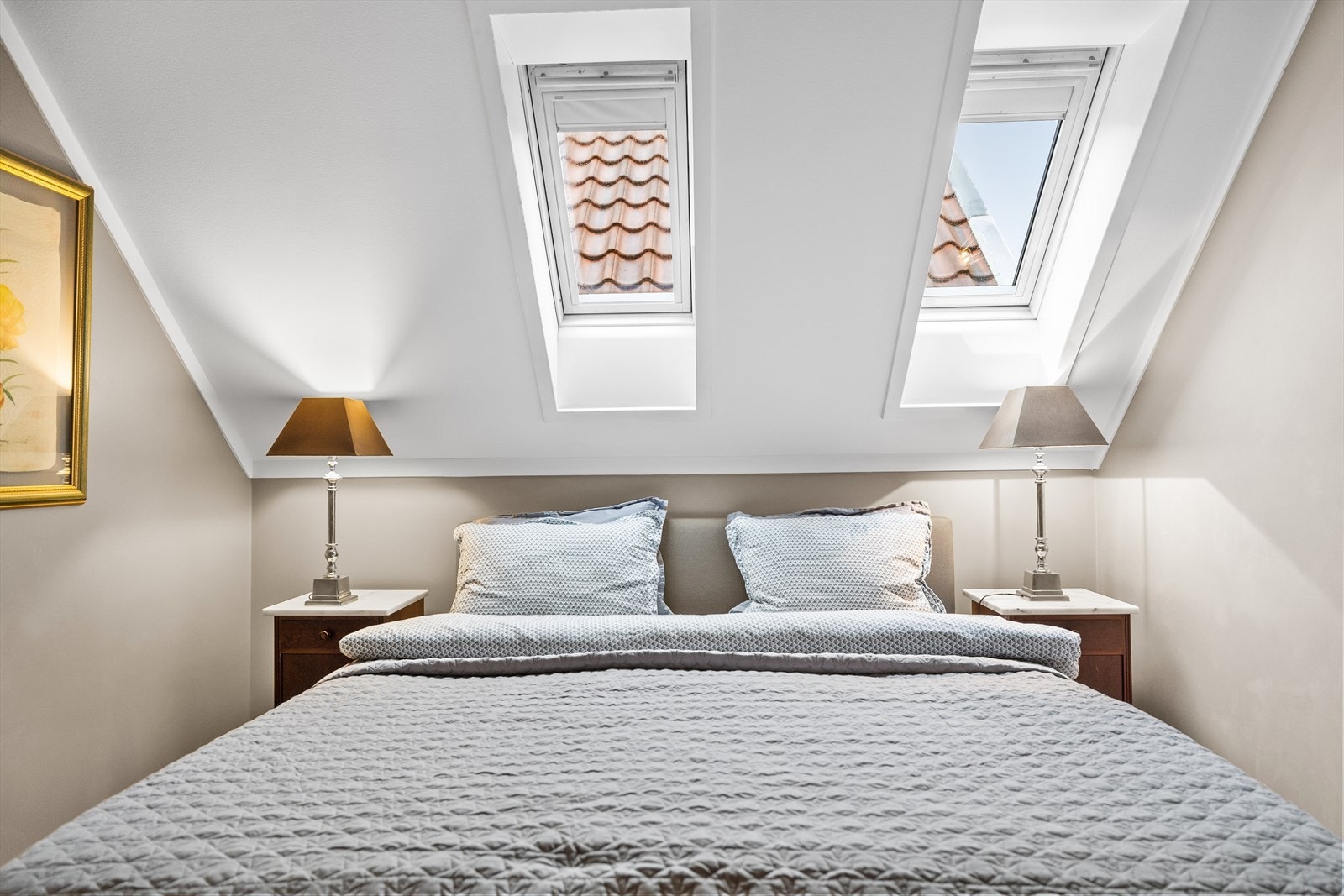 Rommet er romslig med god plass til stor seng og tilhørende møbler, og fremstår som en privat oase i boligen. Galleribilde