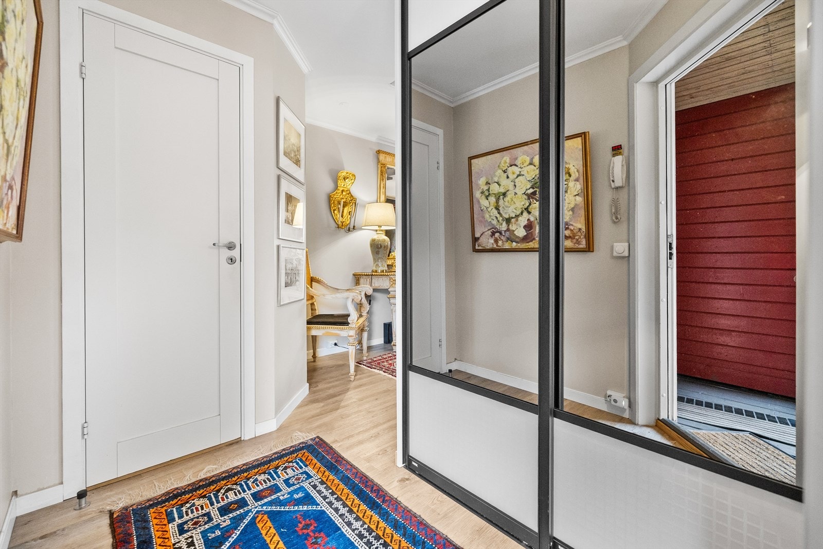 Her er det god plass til å henge fra seg yttertøy, og en flott skyvedørsgarderobe med speilfronter sørger for både praktisk oppbevaring og et delikat uttrykk Galleribilde