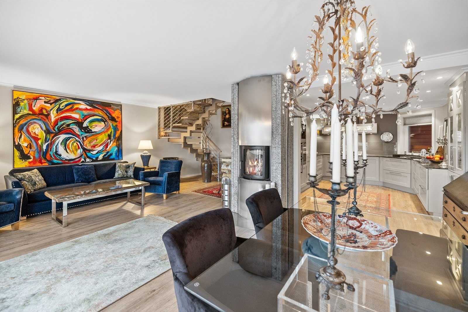 Spisestuen ligger ideelt plassert rett utenfor kjøkkenet - en praktisk og sosial løsning som gjør det enkelt å samle familie og venner rundt bordet. Galleribilde