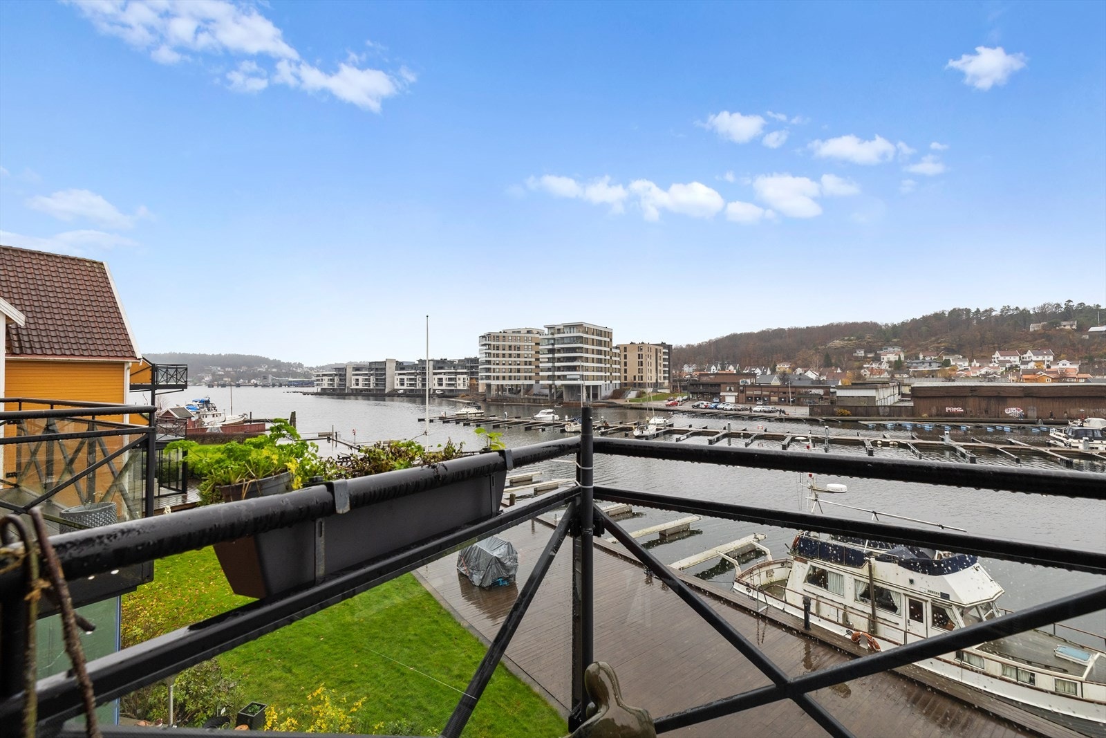 Lyden av klukkende bølger og duften av sjø gir en ro som må oppleves - her bor du bokstavelig talt på bryggekanten. Galleribilde