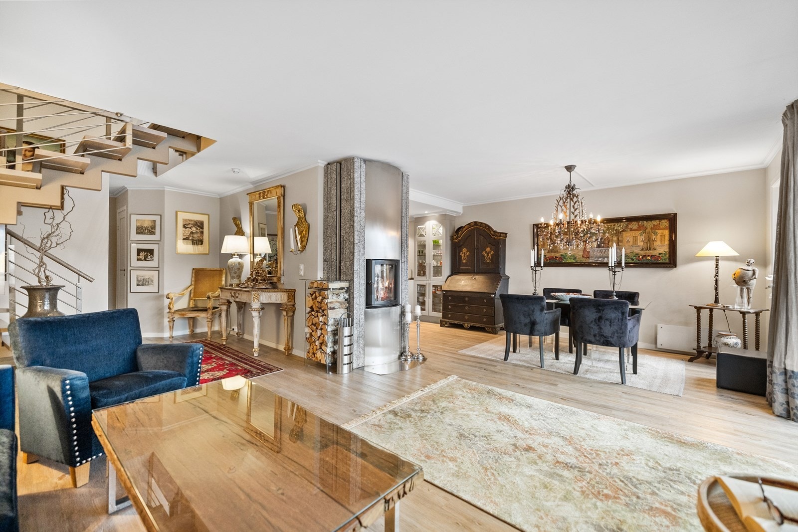 Stuen er innredet med to soner - en hyggelig loungeavdeling for avslapning og en romslig spisestue som innbyr til lange middager og gode samtaler. Galleribilde