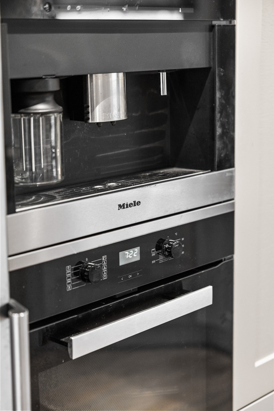 Her finner du integrerte hvitevarer av høy kvalitet - blant annet kaffemaskin og stekeovn fra Miele. Galleribilde